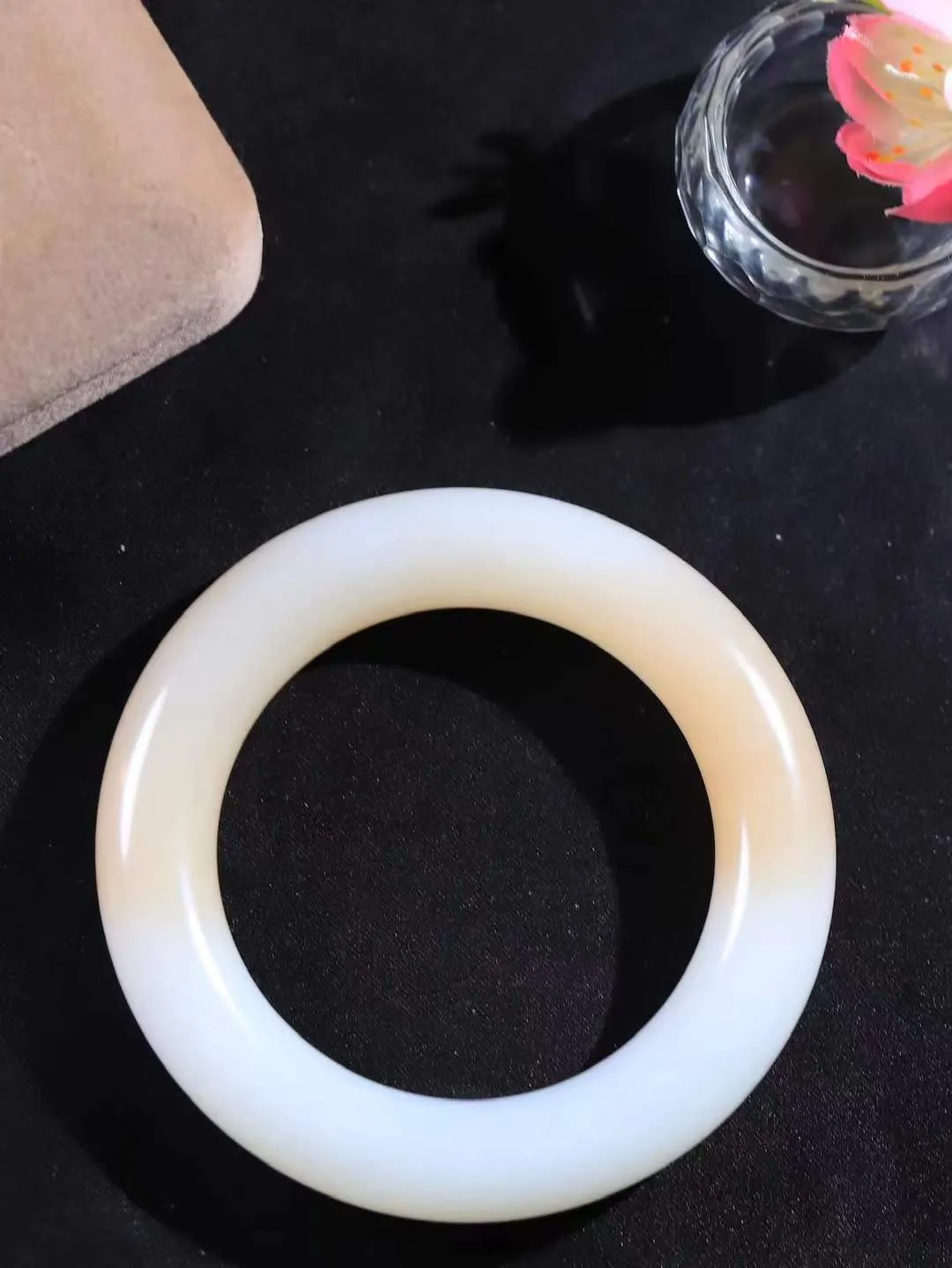 【玉佳人·手镯】

收藏级臻品️和田玉藕粉白双色手镯 ，玉质细腻油润，做工细致精美，端庄素雅，亭亭玉立，芊芊素手。芊芊素手，怎能忘镯？秀美条，更显婀娜。内径55mm 尺寸13.7-13.6mm重93.8克 69102284T