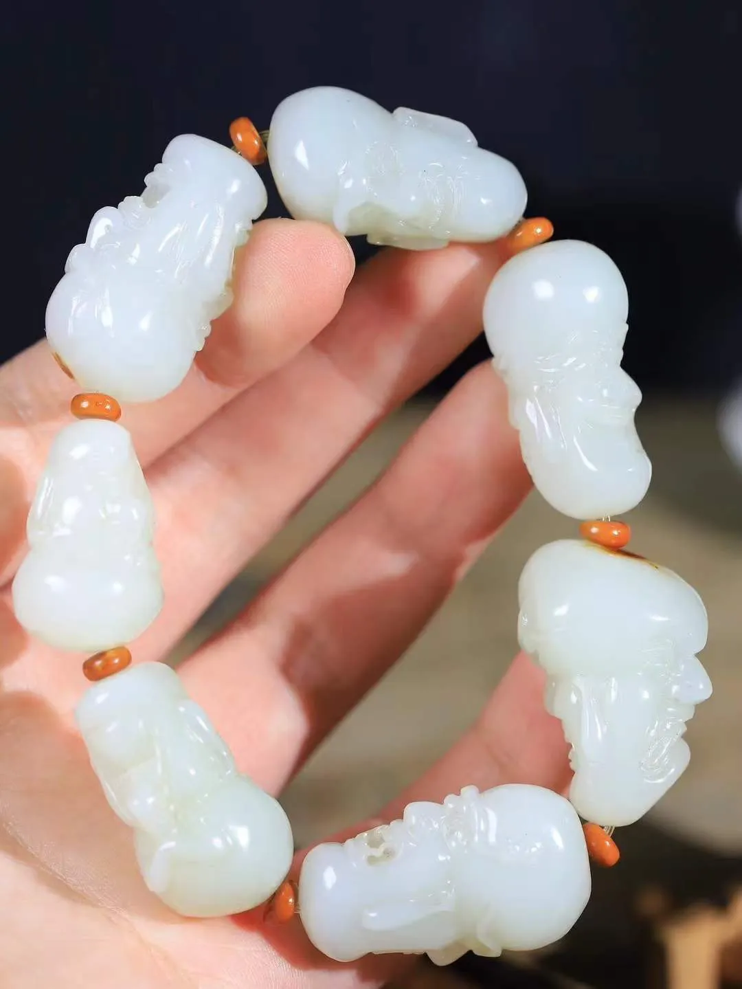 （十八罗汉.手串）

精品和田玉十八罗汉手串，玉质温润细腻 油性十足 颗颗饱满圆润。罗汉有着金刚不坏之身，修行得道，六根清净， 象征坚毅坚强、顺畅如意、幸福安康，在遇到任何困难时，能够逢凶化吉、消灾避灾。重115克 尺寸取一34.5-15.6-21.8mm FDL-98102278