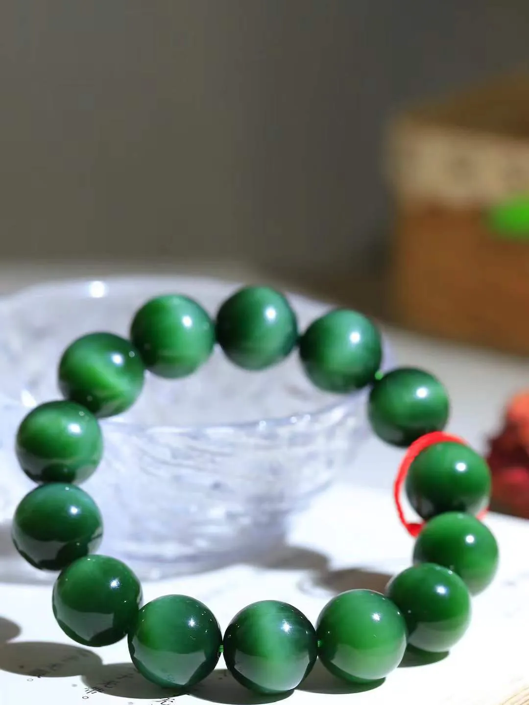 （猫眼手串）

收藏传家级臻品和田玉碧玉猫眼圆珠手串 质地温润灵动 猫眼儿般的光中，有波光潋滟，也有梦幻清韵。行走于市井的喧嚣，相顾不言，便得清欢。重88克 尺寸取一15.7mmFDA-23102352