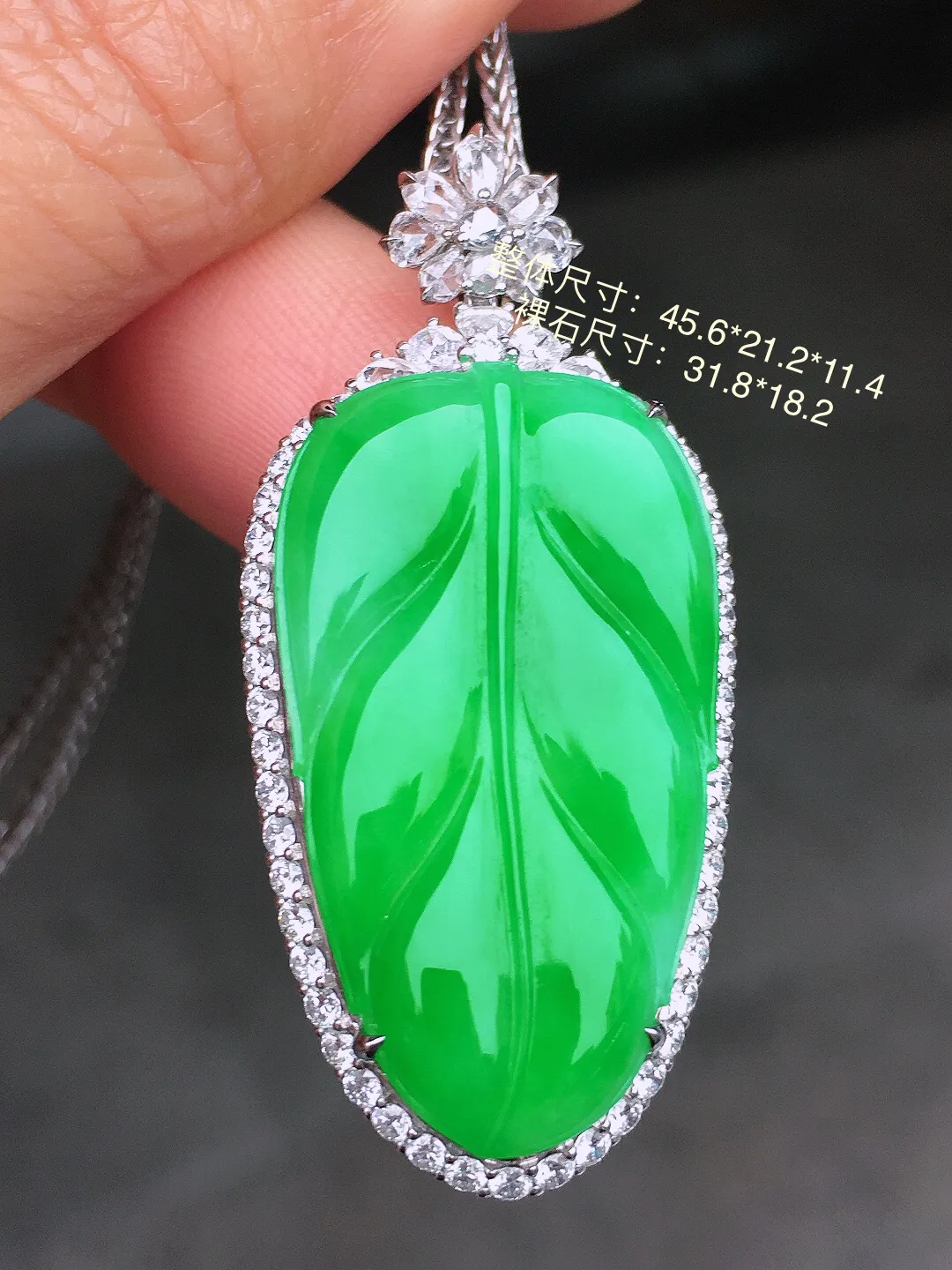 阳绿玉叶吊坠，色泽均匀艳丽，玉质细腻，荧光感超
强，饱满圆润，尽显优雅气质，18k
金豪华镶嵌