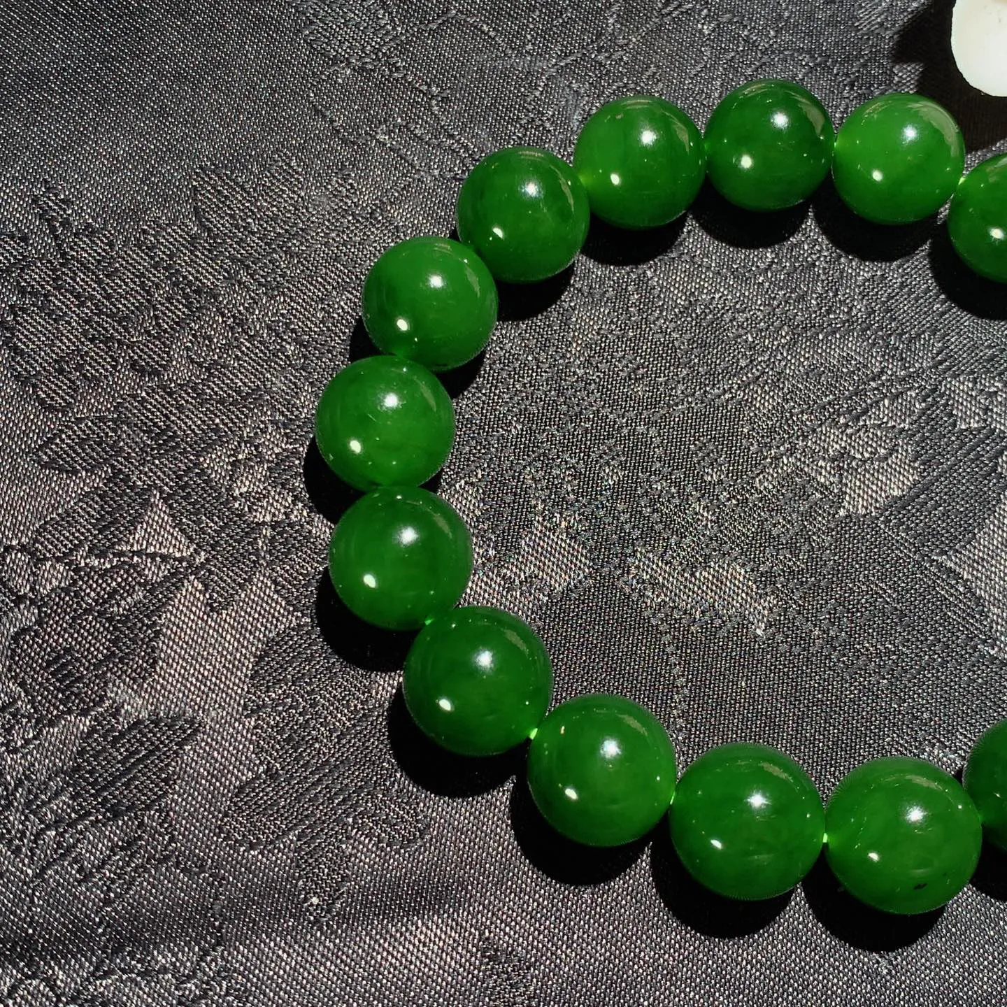 和田玉菠菜绿俄罗斯碧玉手串。单颗尺寸12！玉质细腻油润 底色纯净 脂粉好，品质好！lt260121