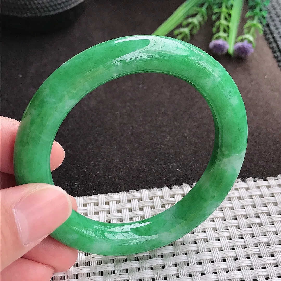 实拍A货翡翠54/10.7/10.4老坑精美满绿辣阳绿圆条手镯玉镯