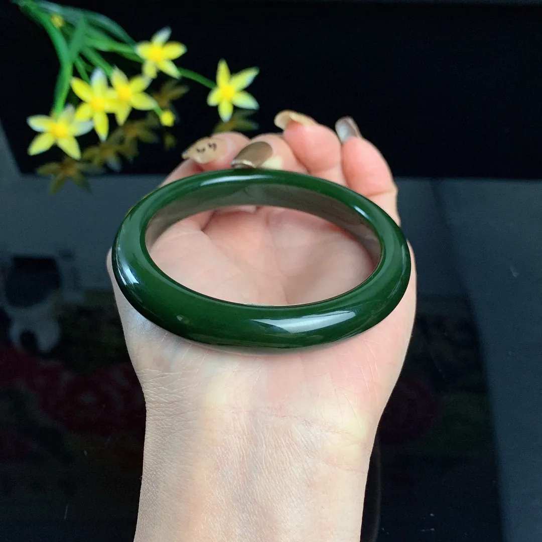 和田玉碧玉58圈口菠菜绿碧玉手镯！玉质细腻油润 底色纯净 无裂无杂 脂粉好，品质高