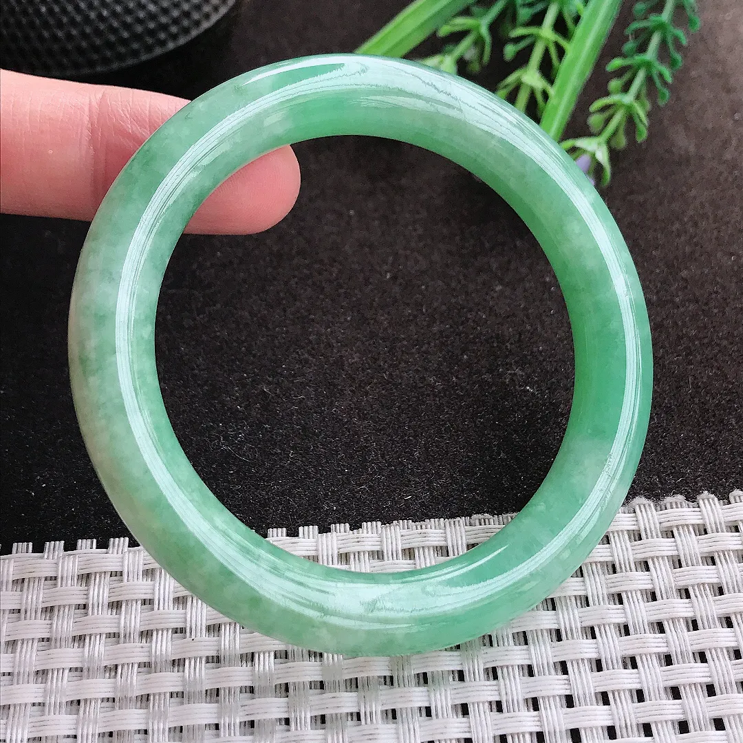实拍A货翡翠54/9.7/9.6老坑秀气满绿圆条手镯玉镯