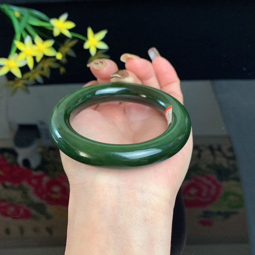 和田玉53圈口深菠菜绿猫眼肥圆条碧玉手镯！玉质细腻油润 底色纯净 无裂无棉 脂粉好，品质高