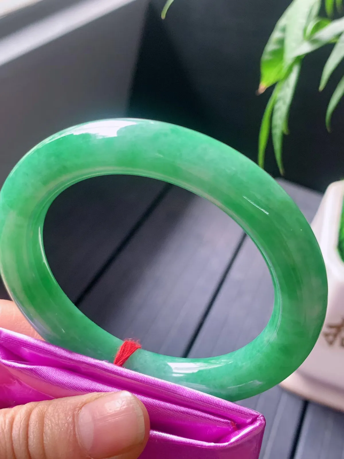 【翡翠名称】老种飘阳绿55圈口圆条手镯
【翡翠尺寸】55/11/10.7mm适合55-57正圈口佩戴
【翡翠描述】宝贝种老水足，玉质细腻，色泽靓丽，性价比高，佩戴效果好！
【其它赠送】权威证书/精美挂绳盒子/支持全国复检