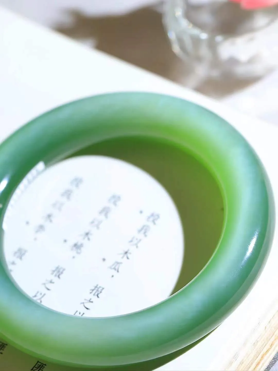 （碧色荡漾.手镯）

典藏级臻品️和田玉碧玉猫眼圆条手镯，灼灼其华想像靓妆淡伫 ，腕间绿意跳脱冰壶莹，坐间静对，姑射仙姿潇洒处，艳冶最奇料子油润滋腻镯型饱满，手感上佳。重79.2克   内径56mm尺寸12-12.3mm  24102213T