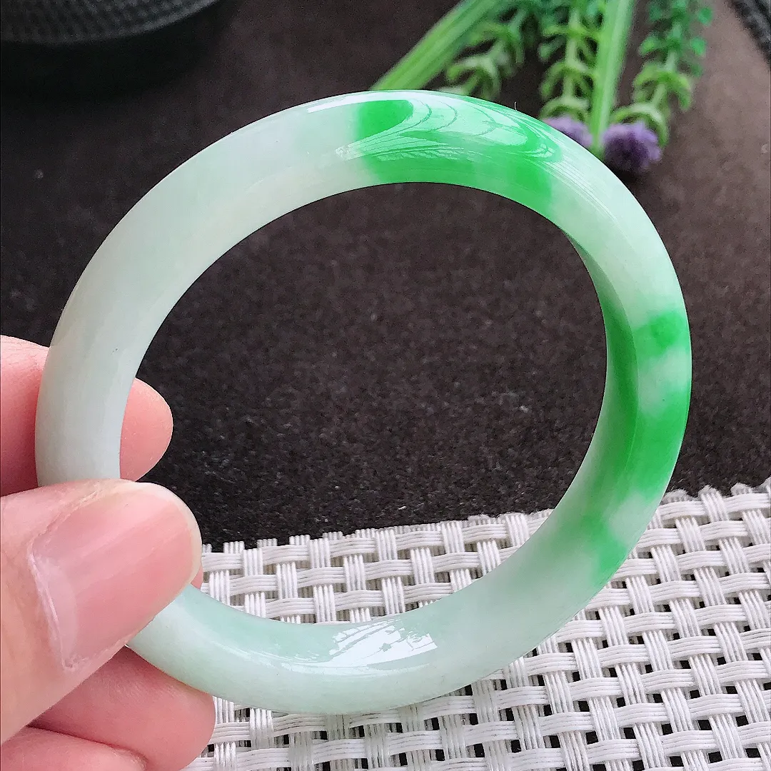 实拍A货翡翠53/10.2/7.9老坑精美冰润飘阳绿手镯宽边玉镯