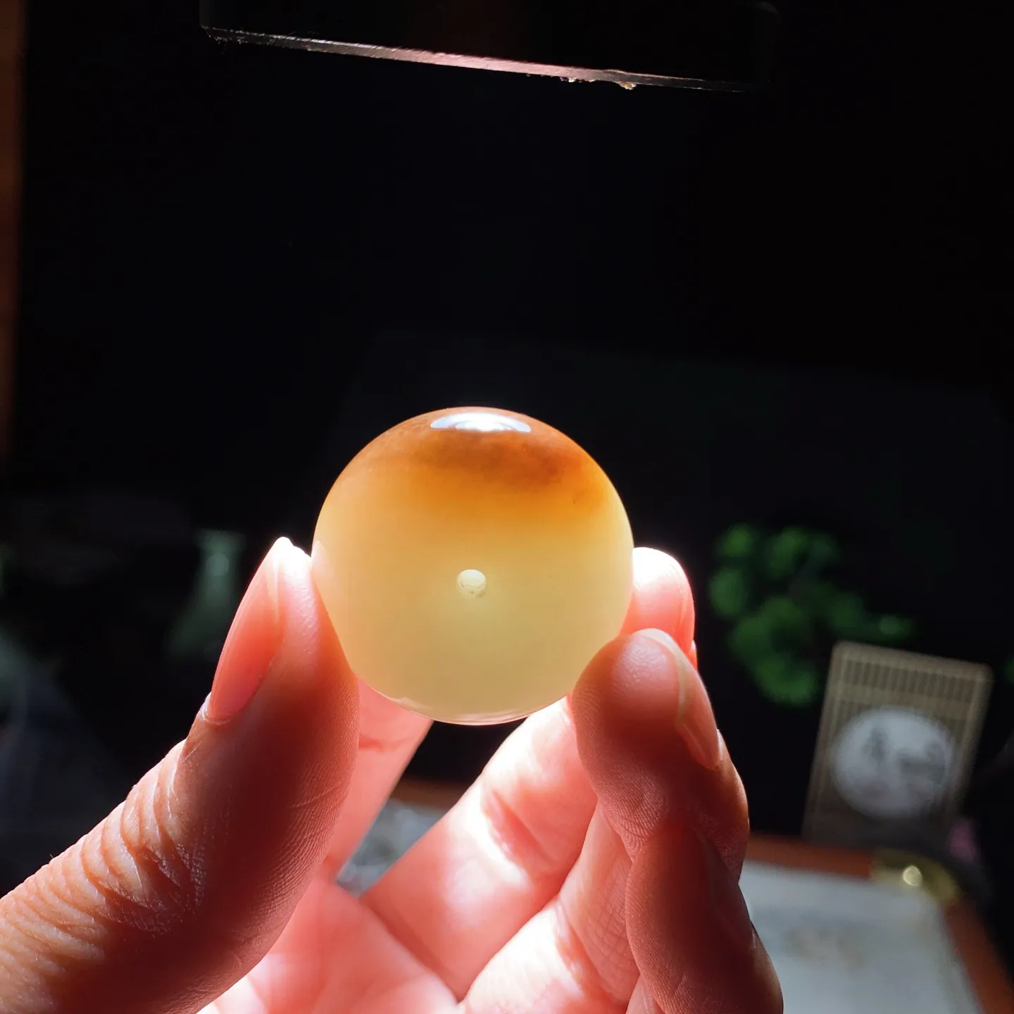 新疆和田玉且末糖平安扣挂件 尺寸27/14mm重20克。玉质细腻油润。手推出油。品相大气 lt260121