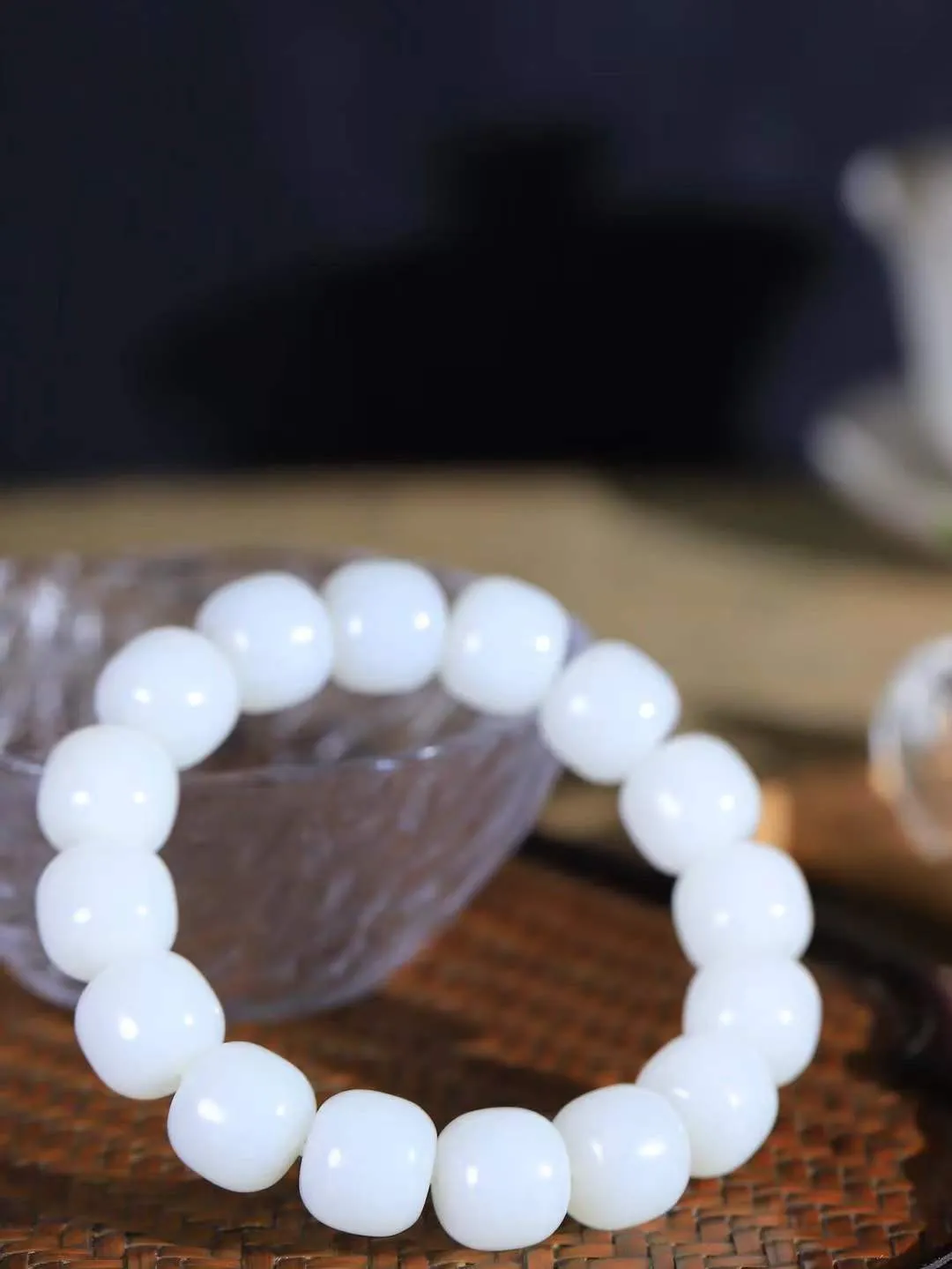 （老型珠.手串）

精品 和田玉白玉老型珠手串，玉质细腻油润 饱满光滑 质朴无华，悠远简单，人心境界远，百世修炼深，心灵常驻善意持，觉悟人生百世修。重71.8克    尺寸取一12.6-13.9mm    10102200A