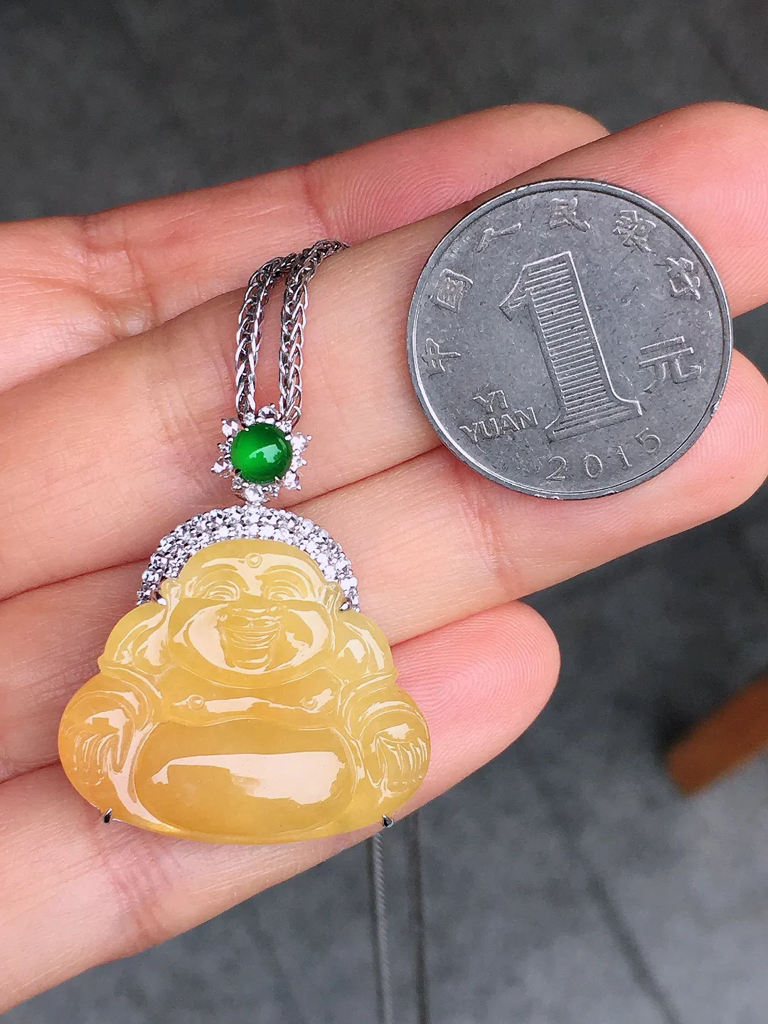 黄翡佛公吊坠，色泽均匀艳丽，玉质细腻，荧光感超
强，饱满圆润，尽显优雅气质，18k
金豪华镶嵌