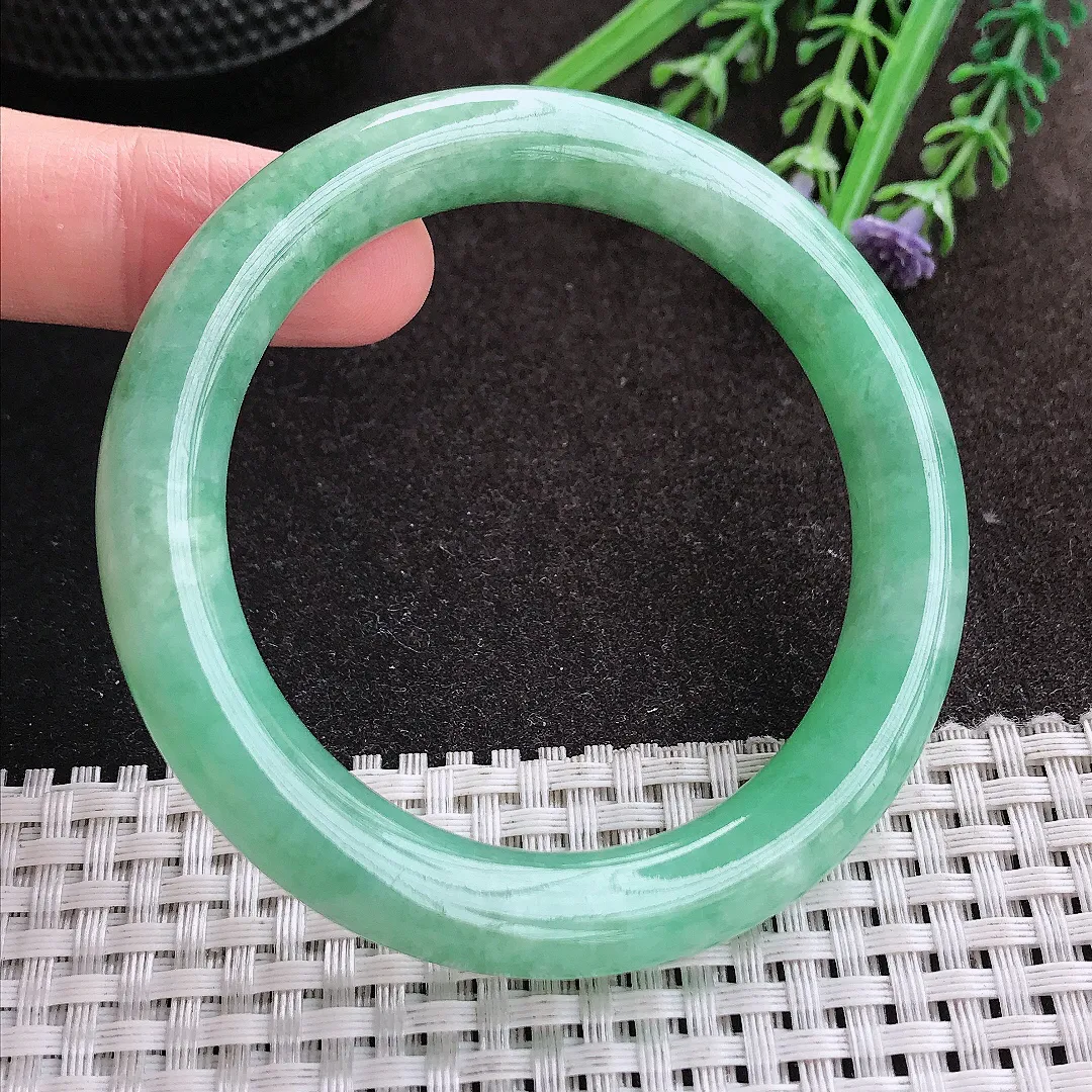 实拍A货翡翠54/9.7/9.6老坑秀气满绿圆条手镯玉镯