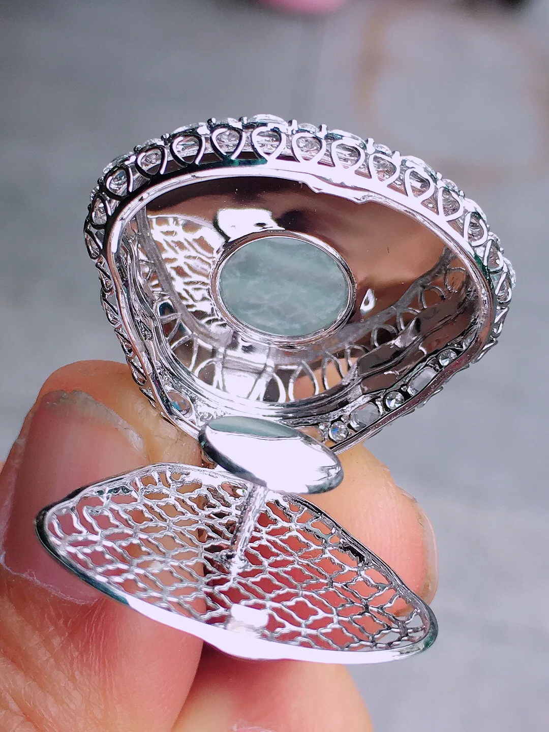 冰种佛公吊坠，玉质细腻，荧光感超
强，饱满圆润，尽显优雅气质，18k
金豪华镶嵌