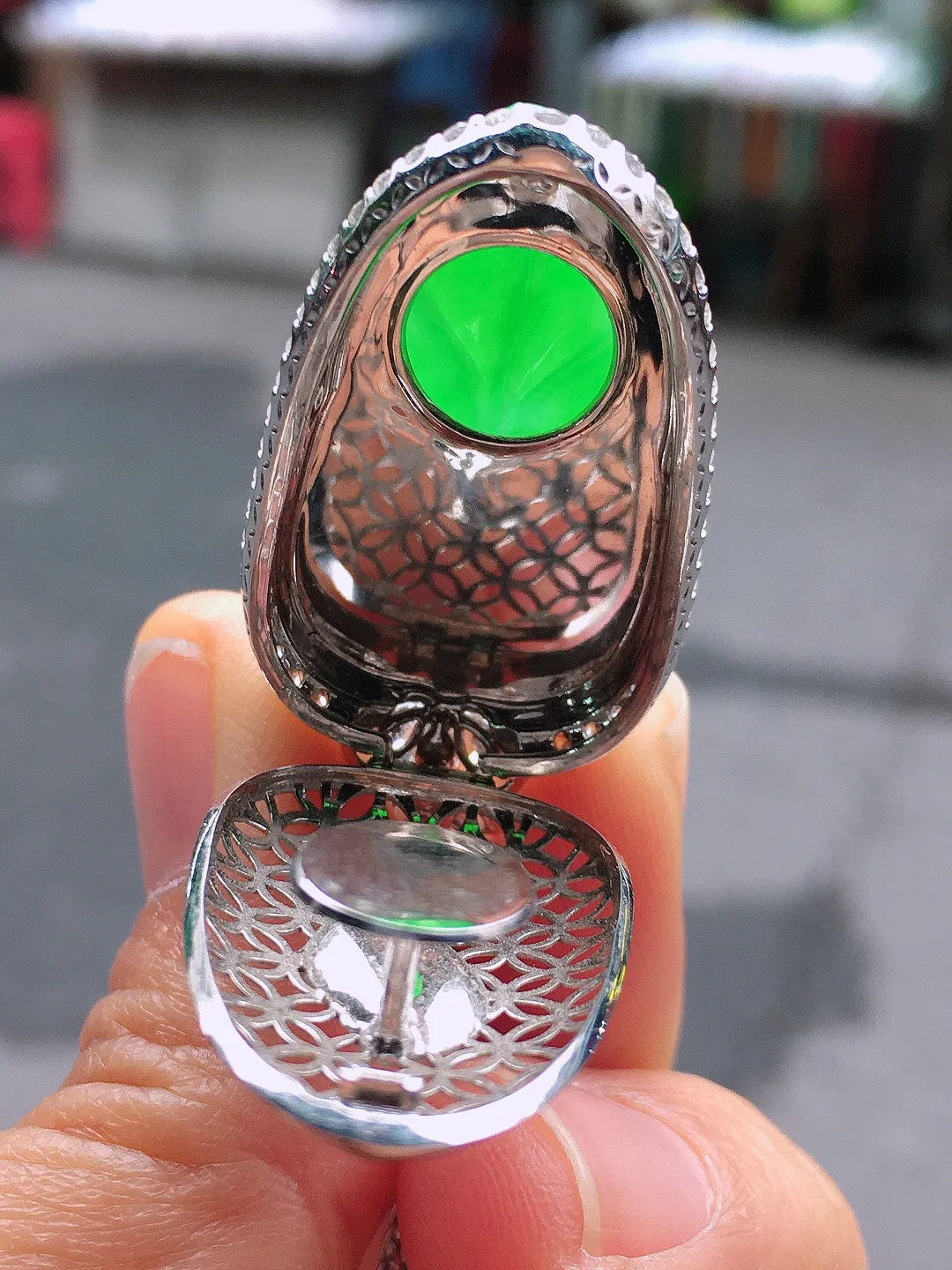 阳绿玉叶吊坠，色泽均匀艳丽，玉质细腻，荧光感超
强，饱满圆润，尽显优雅气质，18k
金豪华镶嵌