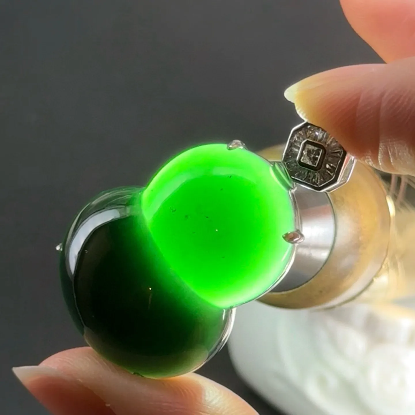 精品18k墨翠葫芦吊坠 种好色正 黑度极好 打灯通透 油性十足 尺寸38.5