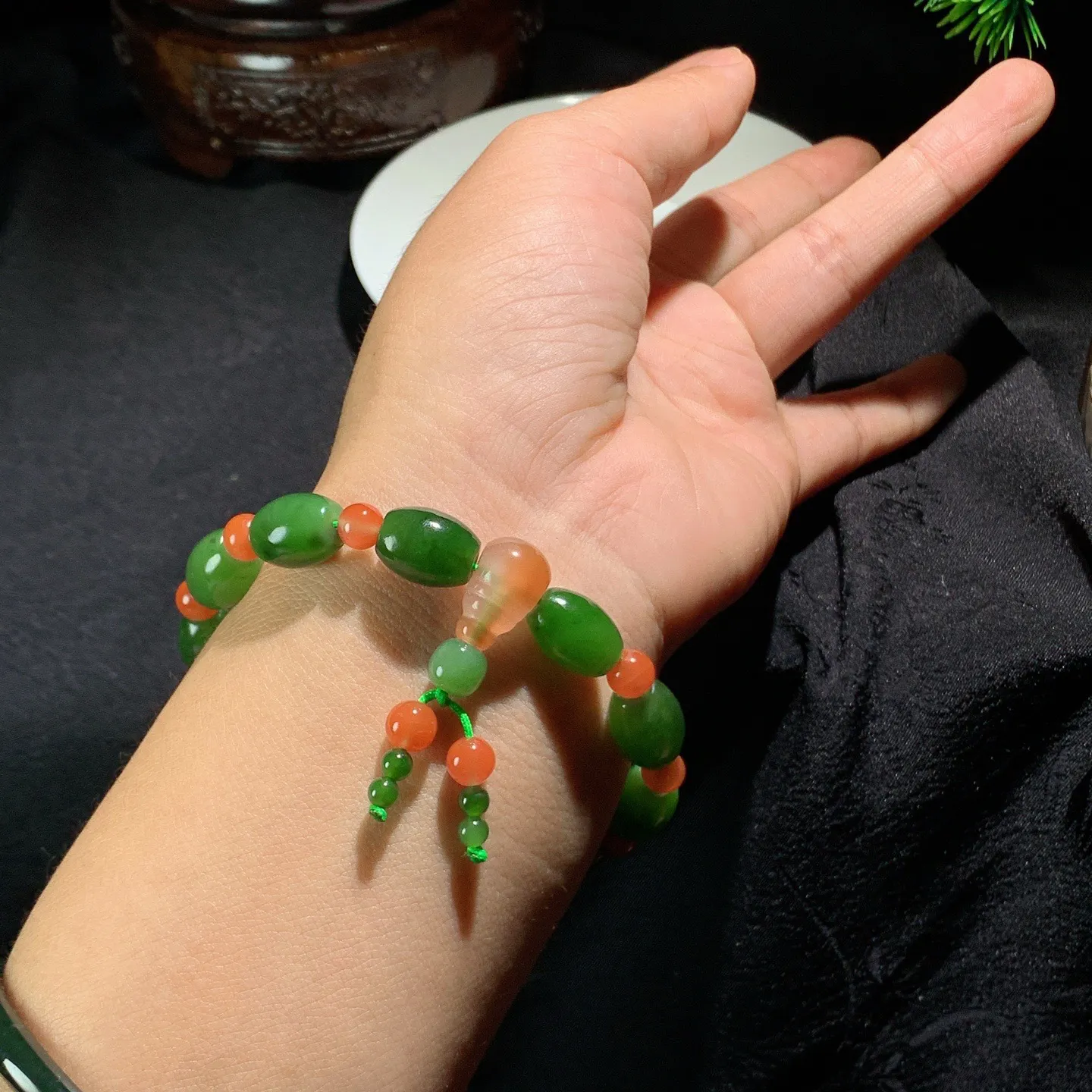 和田玉菠菜绿俄罗斯碧玉桶珠手串。尺寸12/9！玉质细腻油润 底色纯净 脂粉好，品质好！lt260121