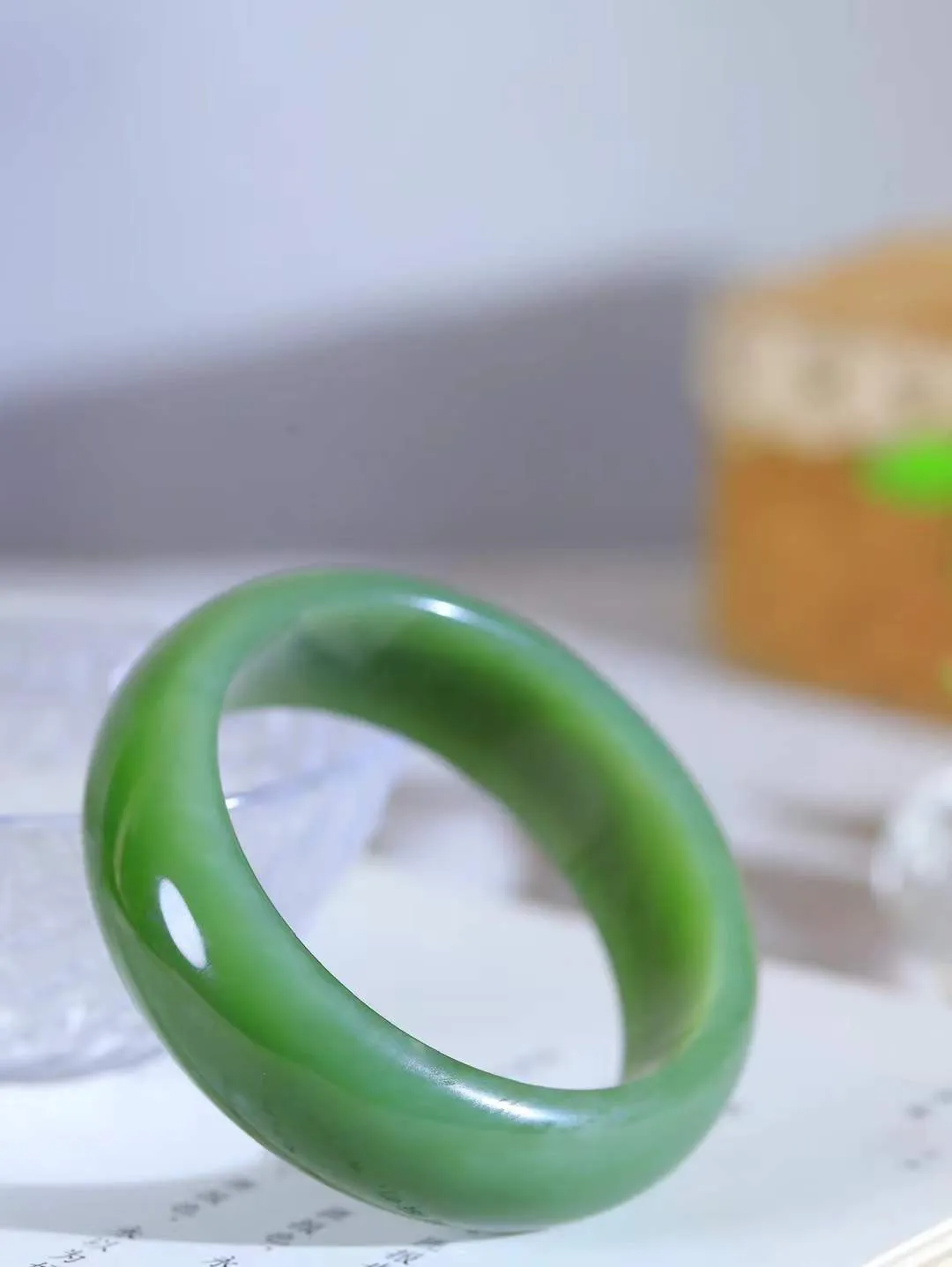 【碧波流转·手镯】

精品️和田玉碧玉手镯，玉质细腻温润，手感舒适，️线条流畅，简约大气，美自天成，佩戴于腕间，婉约之美，举手投足间透出那份低调奢华，醉人心扉。
重83.5克 内径圈口57.5mm尺寸20-8.3mm  FDA-13142208