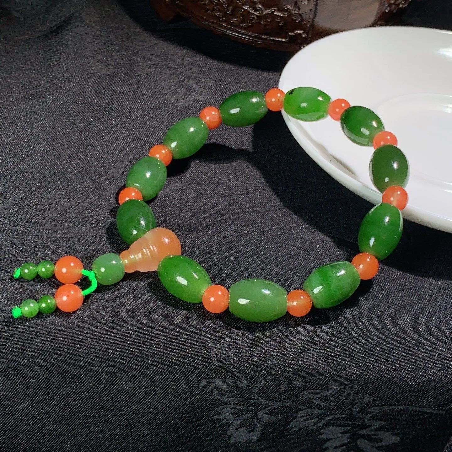 和田玉菠菜绿俄罗斯碧玉桶珠手串。尺寸12/9！玉质细腻油润 底色纯净 脂粉好，品质好！lt260121