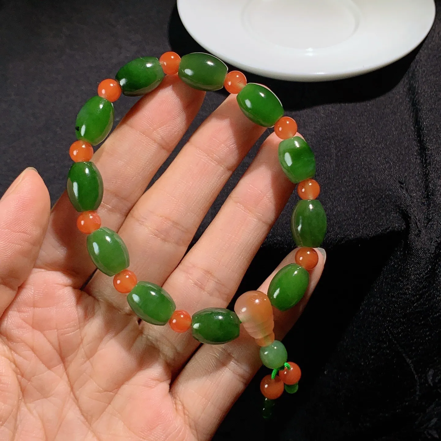 和田玉菠菜绿俄罗斯碧玉桶珠手串。尺寸12/9！玉质细腻油润 底色纯净 脂粉好，品质好！lt260121