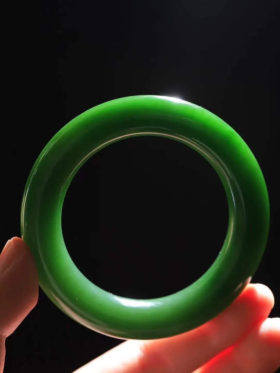 【温润如心.镯】

收藏级臻品️和田玉碧玉圆条手镯，精选上等碧玉料，色泽清透，质地细腻。佩戴它，感受千年玉文化的温润与优雅，愿它为您带来平安与幸福。重83克  尺寸53.5-12.7-13mm  10142213T