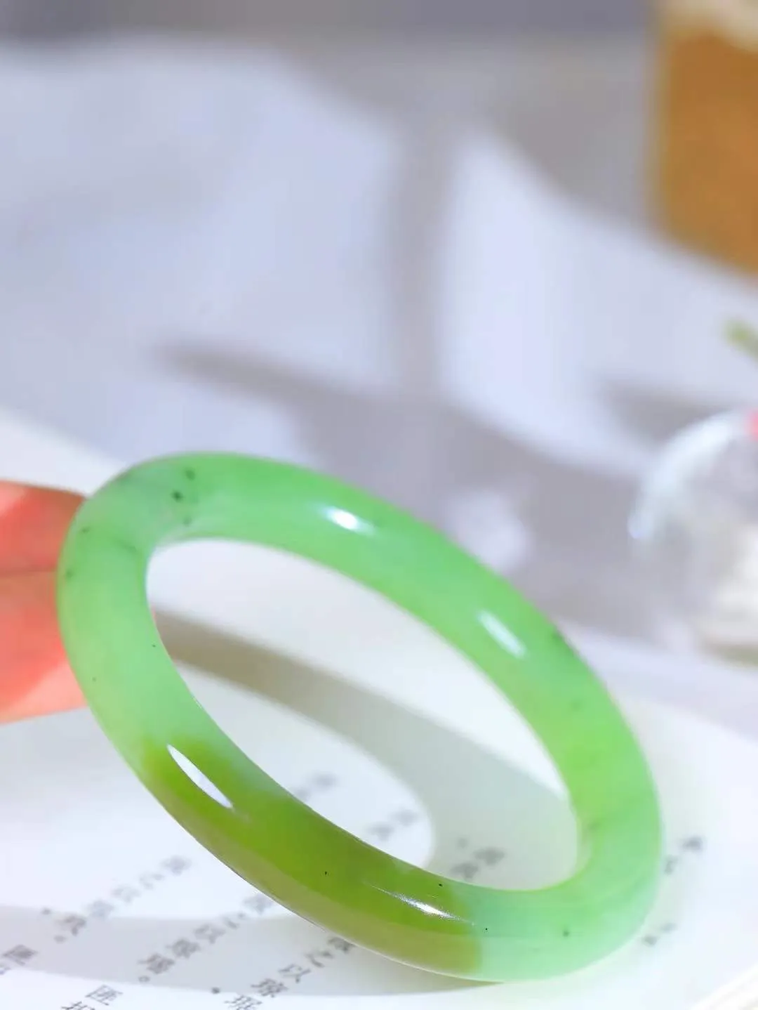 【碧波流转·手镯】

精品️和田玉碧玉圆条手镯，玉质细腻温润，手感舒适，️线条流畅，简约大气，美自天成，佩戴于腕间，婉约之美，举手投足间透出那份低调奢华，醉人心扉。
重47.5克 内径圈口56mm  尺寸9.8-9.6mm  FDT-88132233