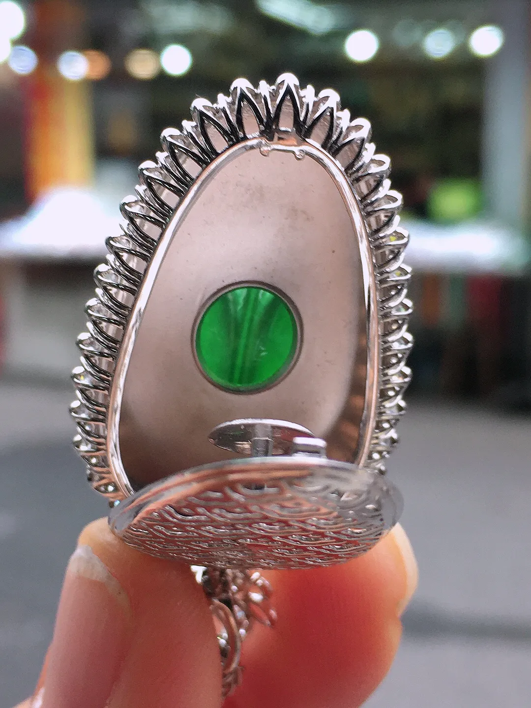 阳绿玉叶吊坠，色泽均匀艳丽，玉质细腻，荧光感超
强，饱满圆润，尽显优雅气质，18k
金豪华镶嵌