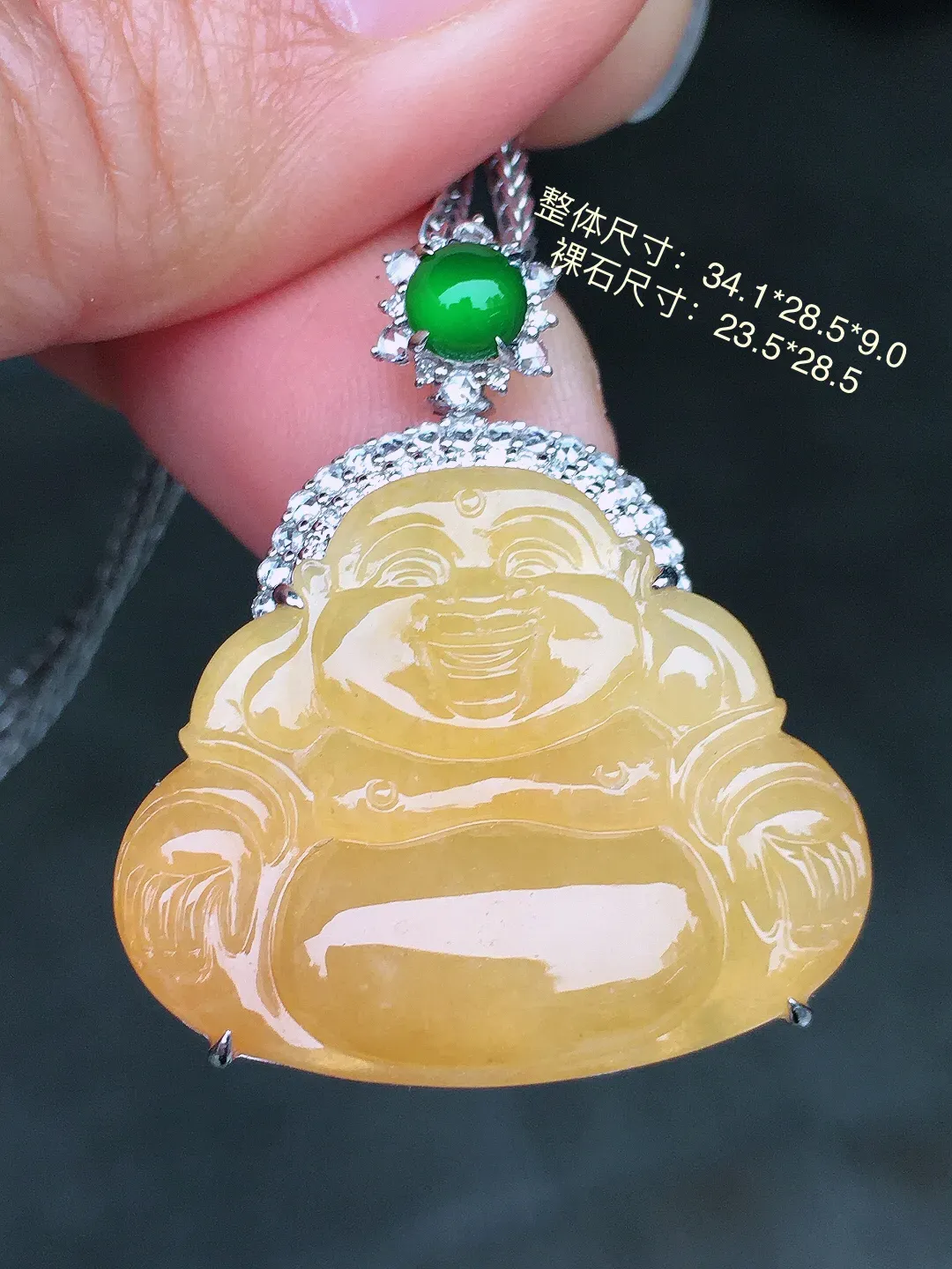 黄翡佛公吊坠，色泽均匀艳丽，玉质细腻，荧光感超
强，饱满圆润，尽显优雅气质，18k
金豪华镶嵌