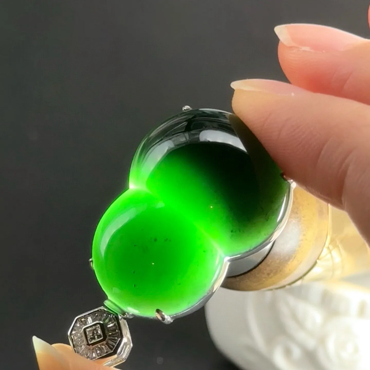 精品18k墨翠葫芦吊坠 种好色正 黑度极好 打灯通透 油性十足 尺寸38.5