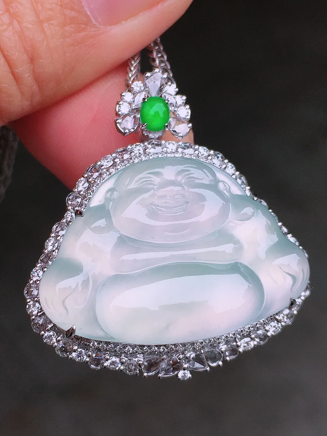 冰种佛公吊坠，玉质细腻，荧光感超
强，饱满圆润，尽显优雅气质，18k
金豪华镶嵌