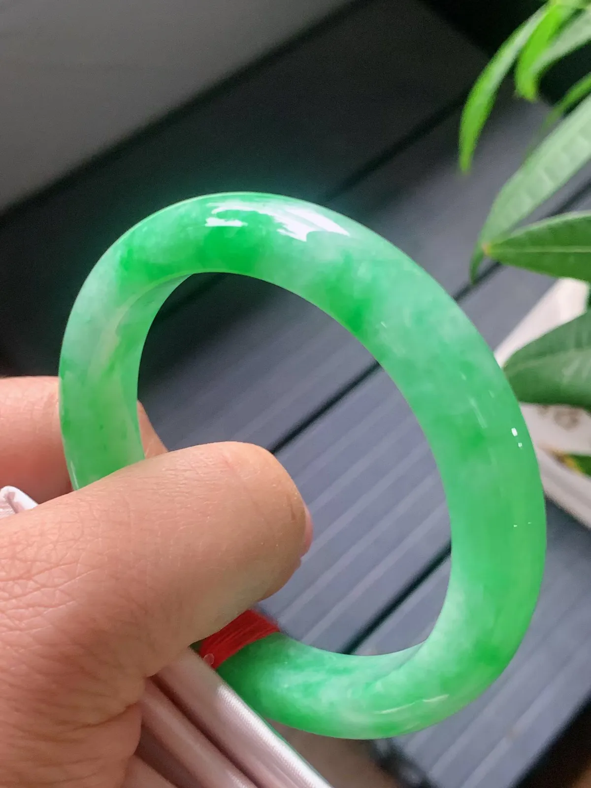 【翡翠名称】老种冰阳绿53.3正圈口手镯
【翡翠尺寸】53.3/10.3/8.3mm适合52-54.5正圈口佩戴
【翡翠描述】宝贝种老水足，玉质细腻，色泽靓丽，性价比高，佩戴效果好！
【其它赠送】权威证书/精美挂绳盒子/支持全国复检