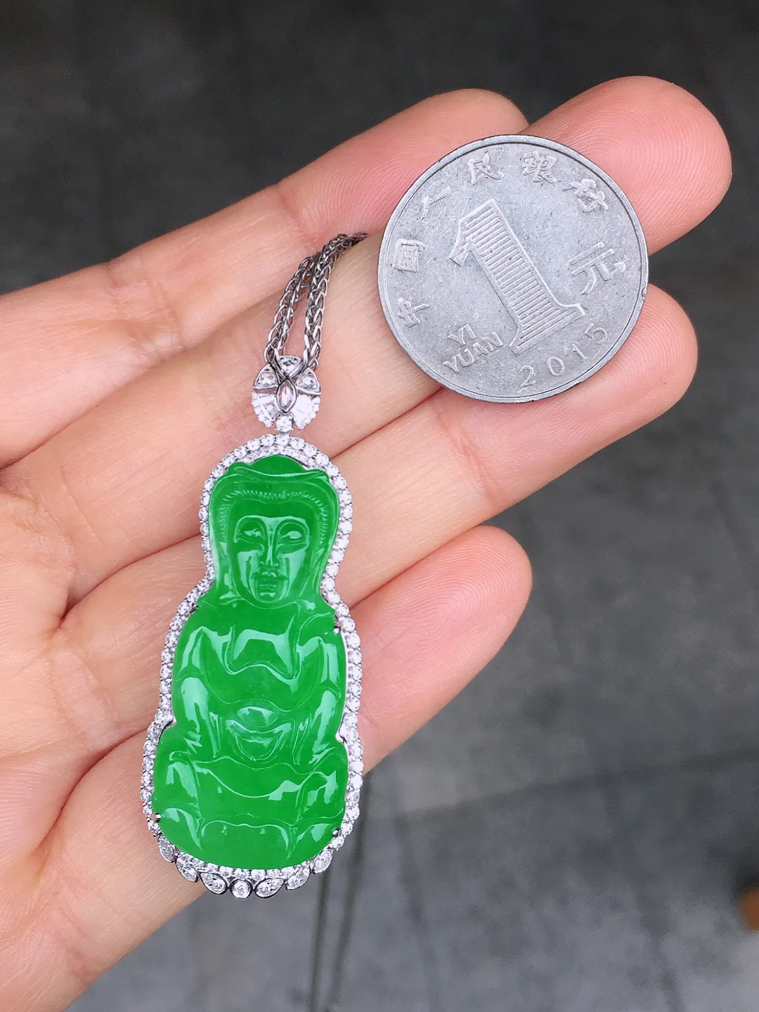 阳绿观音吊坠，色泽均匀艳丽，玉质细腻，荧光感超
强，饱满圆润，尽显优雅气质，18k
金豪华镶嵌