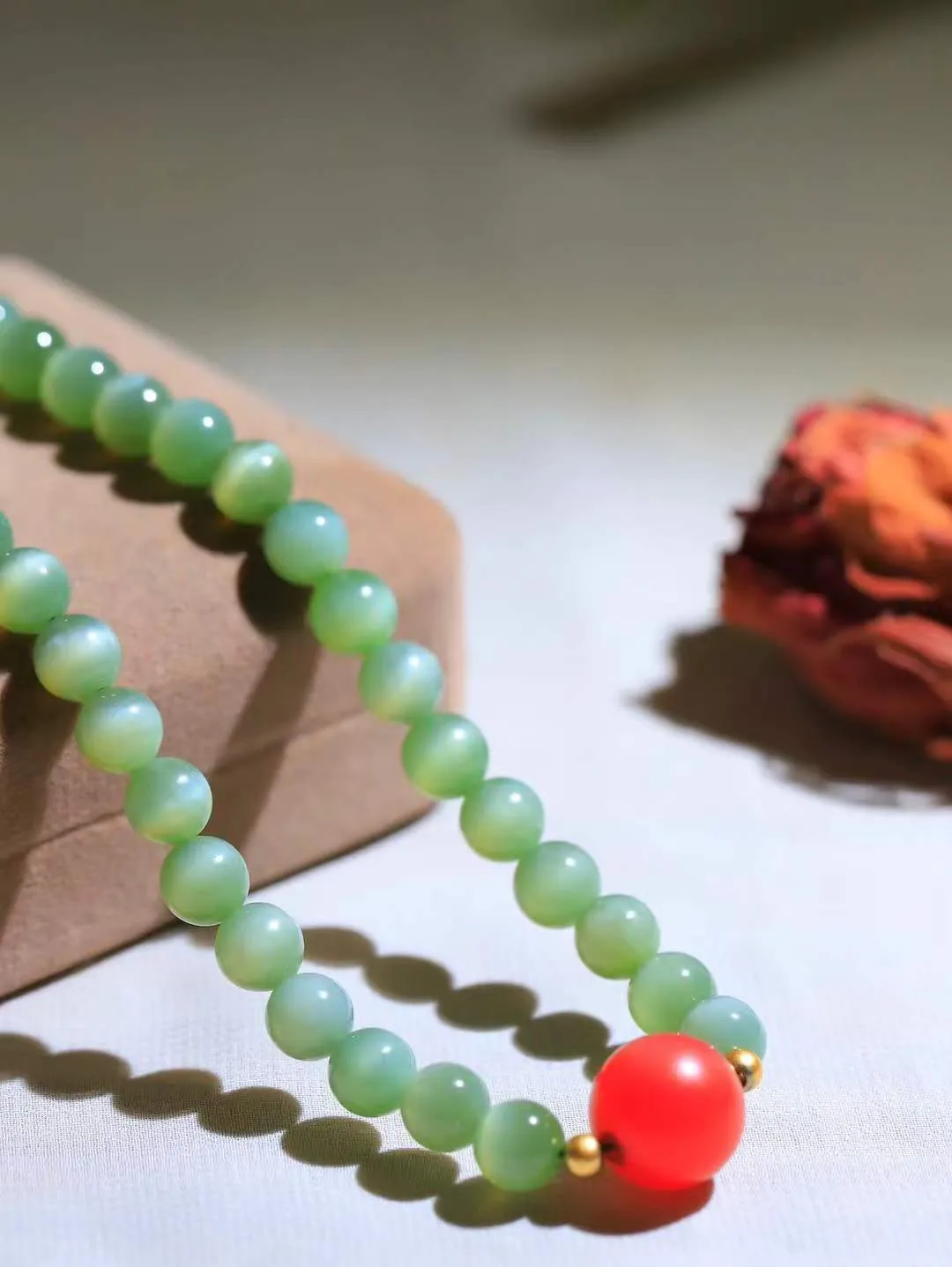 【链.108】

精品和田玉碧玉猫眼圆珠108挂链 玉质温润细腻 油性十足 佩戴舒适。珠珠落玉盘，间关莺语花底滑，一生美好时光，无论身在何处，都有它相伴相守。事事顺遂，幸福美满，吉祥如意。重98.4克 尺寸取一7.8mm FDA-78172292