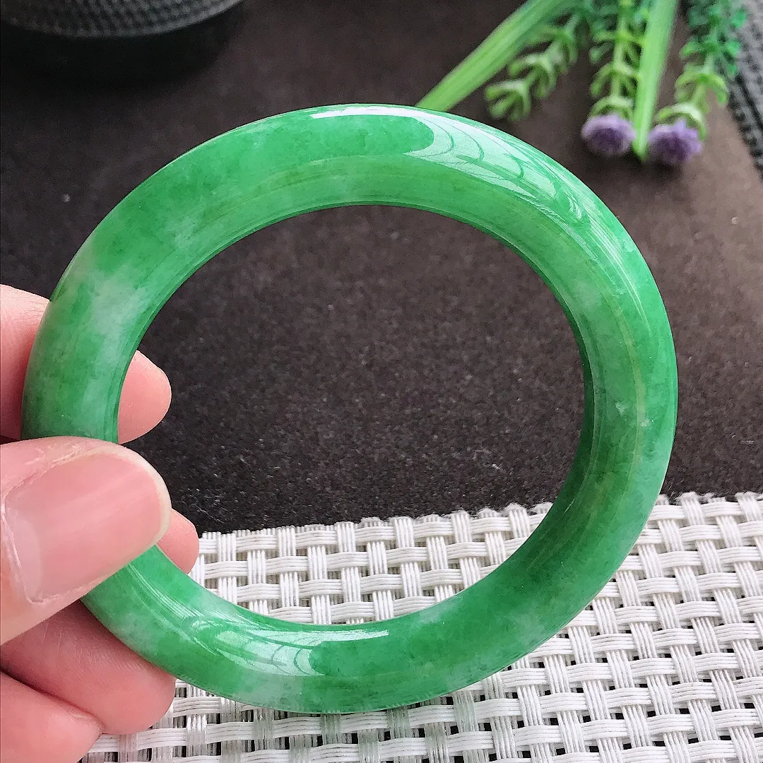 实拍A货翡翠54/10.7/10.4老坑精美满绿辣阳绿圆条手镯玉镯