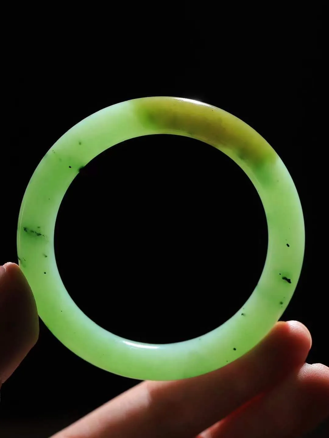 【碧波流转·手镯】

精品️和田玉碧玉圆条手镯，玉质细腻温润，手感舒适，️线条流畅，简约大气，美自天成，佩戴于腕间，婉约之美，举手投足间透出那份低调奢华，醉人心扉。
重47.5克 内径圈口56mm  尺寸9.8-9.6mm  FDT-88132233