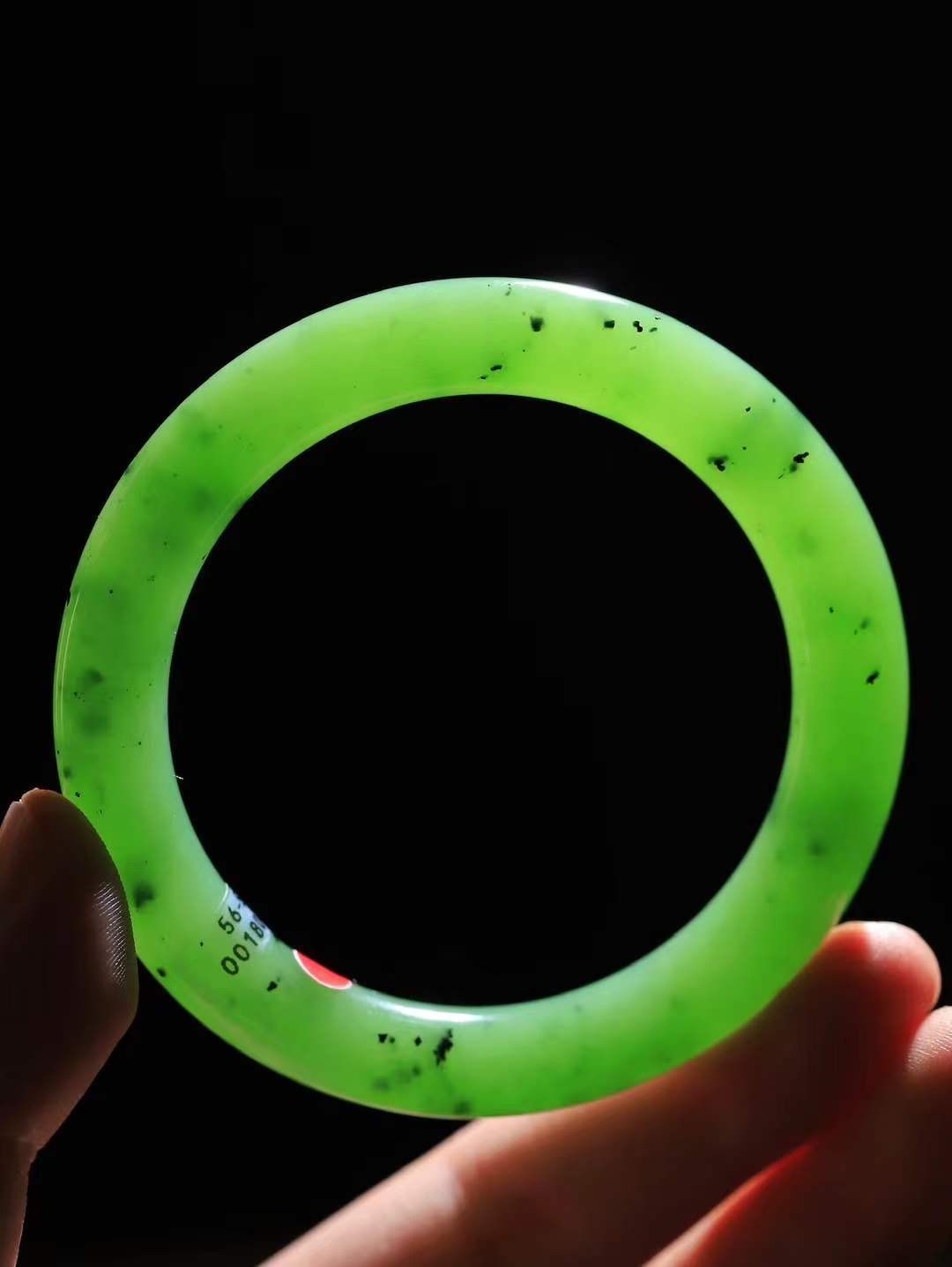 【悠悠芳华.镯】

精品️和田玉碧玉圆条手镯 玉质温润 青葱岁月，尽收腕中，婉转流畅，凝岁月悠长。盈一眸恬淡，挽一抹绿意。重52克 内径56mm尺寸10.3-10.1mm56102213T