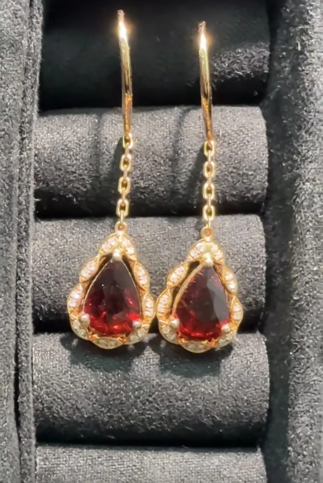 18k金钻石镶嵌卢比来碧玺耳坠，尺寸35*9.4mm