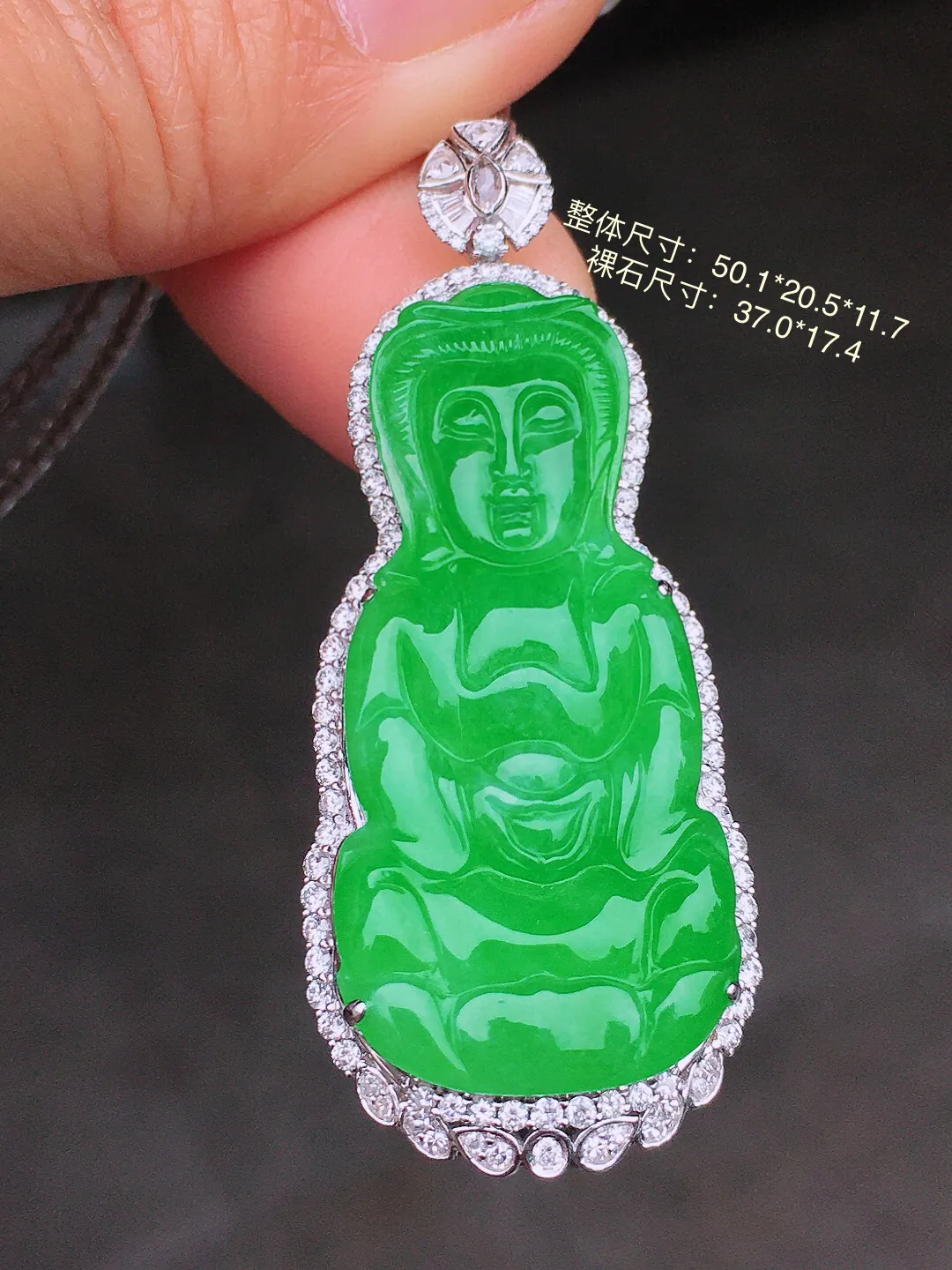 阳绿观音吊坠，色泽均匀艳丽，玉质细腻，荧光感超
强，饱满圆润，尽显优雅气质，18k
金豪华镶嵌