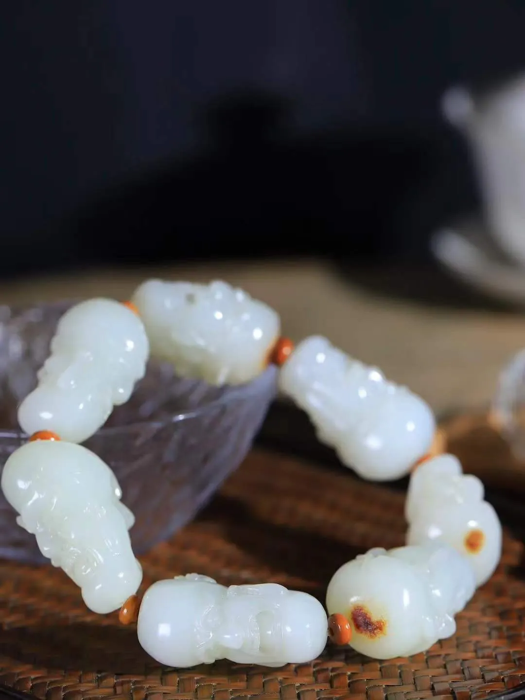 （十八罗汉.手串）

精品和田玉十八罗汉手串，玉质温润细腻 油性十足 颗颗饱满圆润。罗汉有着金刚不坏之身，修行得道，六根清净， 象征坚毅坚强、顺畅如意、幸福安康，在遇到任何困难时，能够逢凶化吉、消灾避灾。重115克 尺寸取一34.5-15.6-21.8mm FDL-98102278