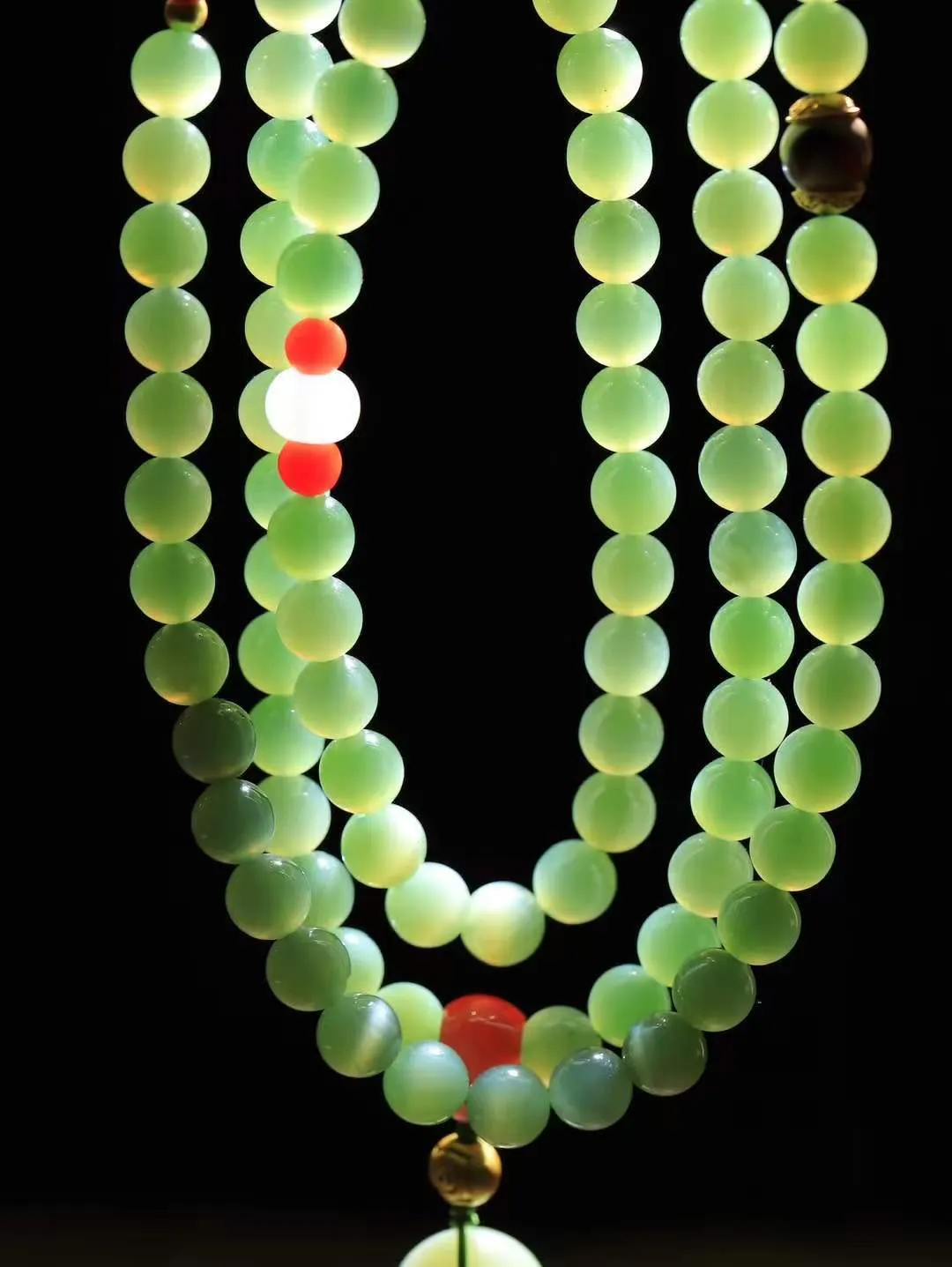 【链.108】

精品和田玉碧玉猫眼圆珠108挂链 玉质温润细腻 油性十足 佩戴舒适。珠珠落玉盘，间关莺语花底滑，一生美好时光，无论身在何处，都有它相伴相守。事事顺遂，幸福美满，吉祥如意。重98.4克 尺寸取一7.8mm FDA-78172292