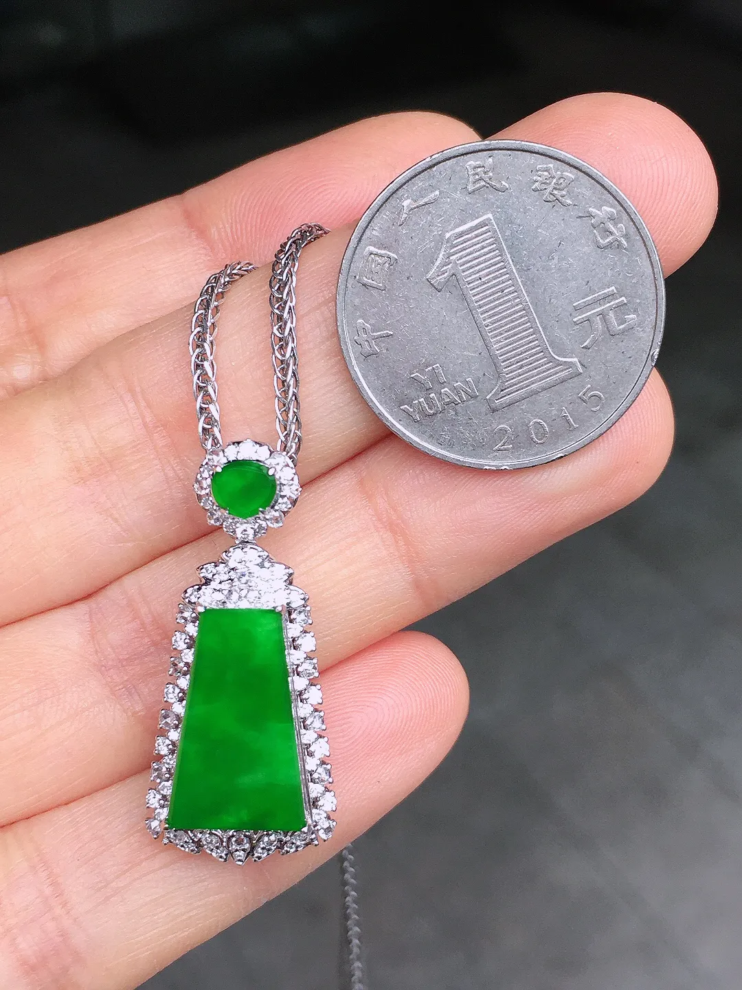 阳绿无事牌吊坠，色泽均匀艳丽，玉质细腻，荧光感超
强，饱满圆润，尽显优雅气质，18k
金豪华镶嵌