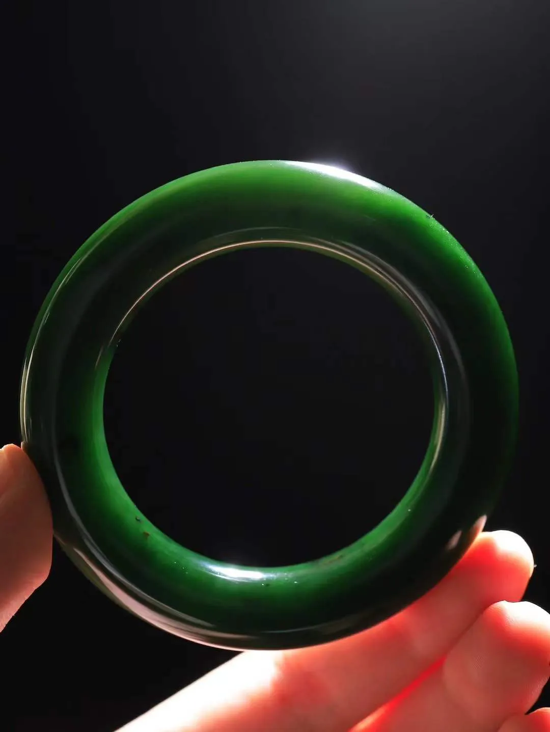 【碧波流转·手镯】

收藏级臻品️和田玉碧玉圆条手镯，玉质细腻温润，手感舒适，️线条流畅，简约大气，美自天成，佩戴于腕间，婉约之美，举手投足间透出那份低调奢华，醉人心扉。
重92.5克 内径圈口53mm  尺寸13.3-13.5mm  FDT-88132233