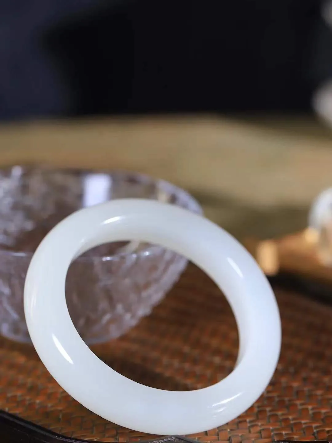 【婉约佳人.镯】

收藏级臻品️和田玉冰底白玉手镯，玉质细腻，触感温润，佩戴它，感受玉石的温度与自然的灵性，让每一天都充满诗意与美好。重67.7克  尺寸54-13.5-10mm  44132233T