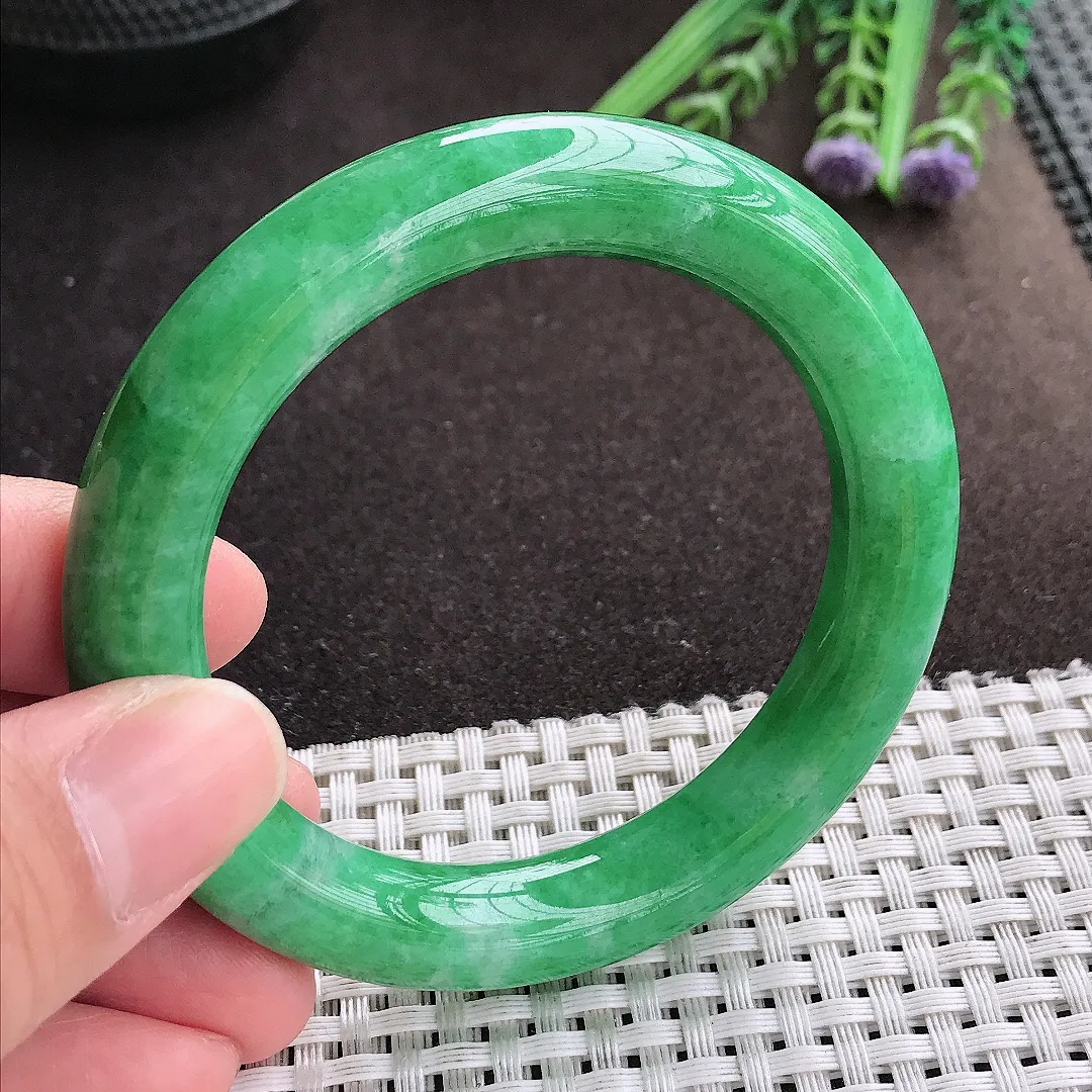 实拍A货翡翠54/10.7/10.4老坑精美满绿辣阳绿圆条手镯玉镯