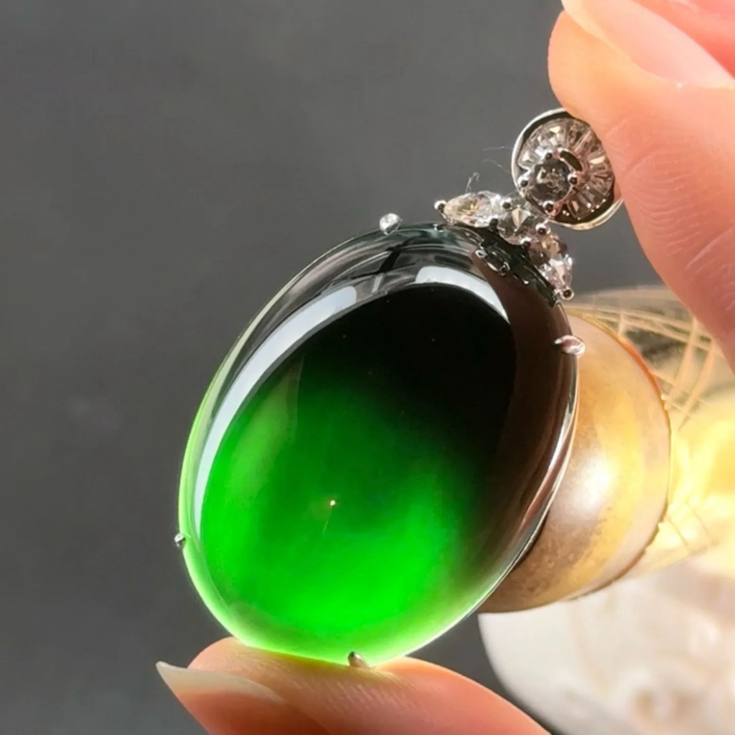 精品18k墨翠蛋面吊坠 种好色正 黑度极好 打灯通透 油性十足 尺寸40.9