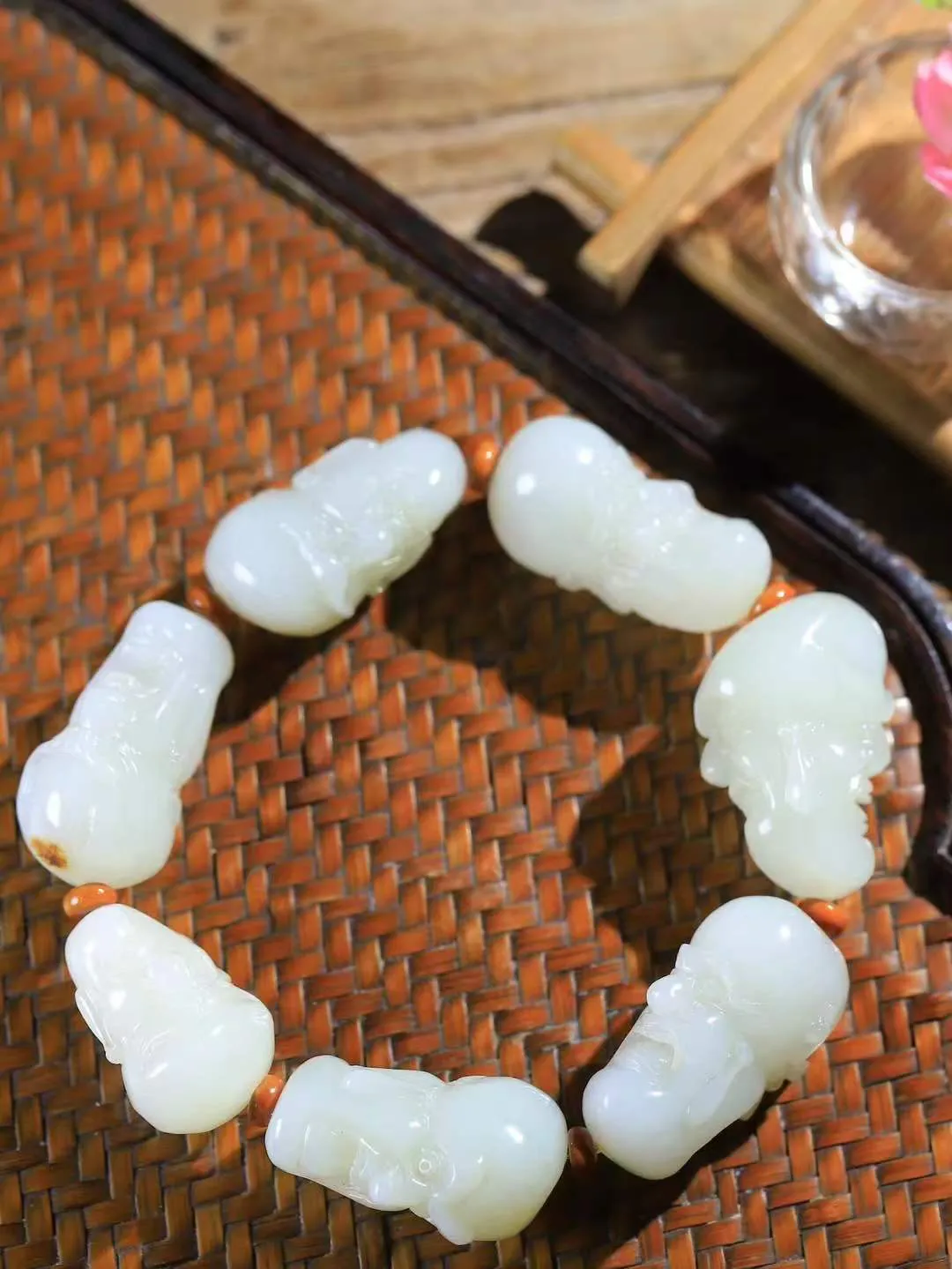 （十八罗汉.手串）

精品和田玉十八罗汉手串，玉质温润细腻 油性十足 颗颗饱满圆润。罗汉有着金刚不坏之身，修行得道，六根清净， 象征坚毅坚强、顺畅如意、幸福安康，在遇到任何困难时，能够逢凶化吉、消灾避灾。重115克 尺寸取一34.5-15.6-21.8mm FDL-98102278