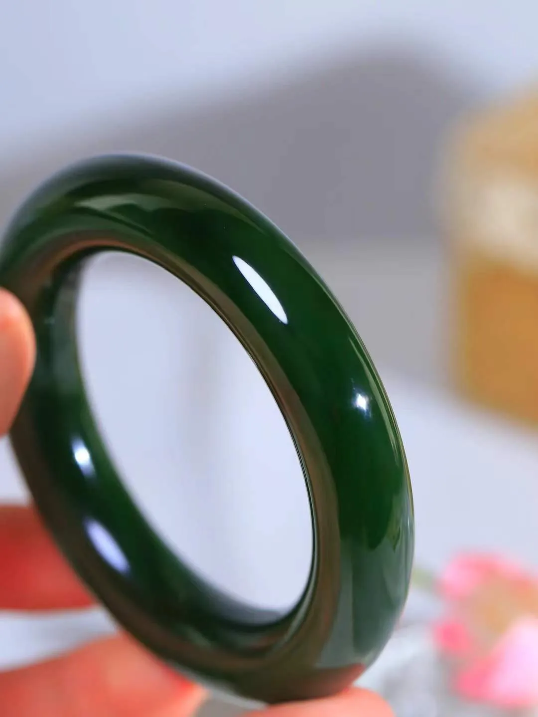 【碧波流转·手镯】

收藏级臻品️和田玉碧玉圆条手镯，玉质细腻温润，手感舒适，️线条流畅，简约大气，美自天成，佩戴于腕间，婉约之美，举手投足间透出那份低调奢华，醉人心扉。
重92.5克 内径圈口53mm  尺寸13.3-13.5mm  FDT-88132233