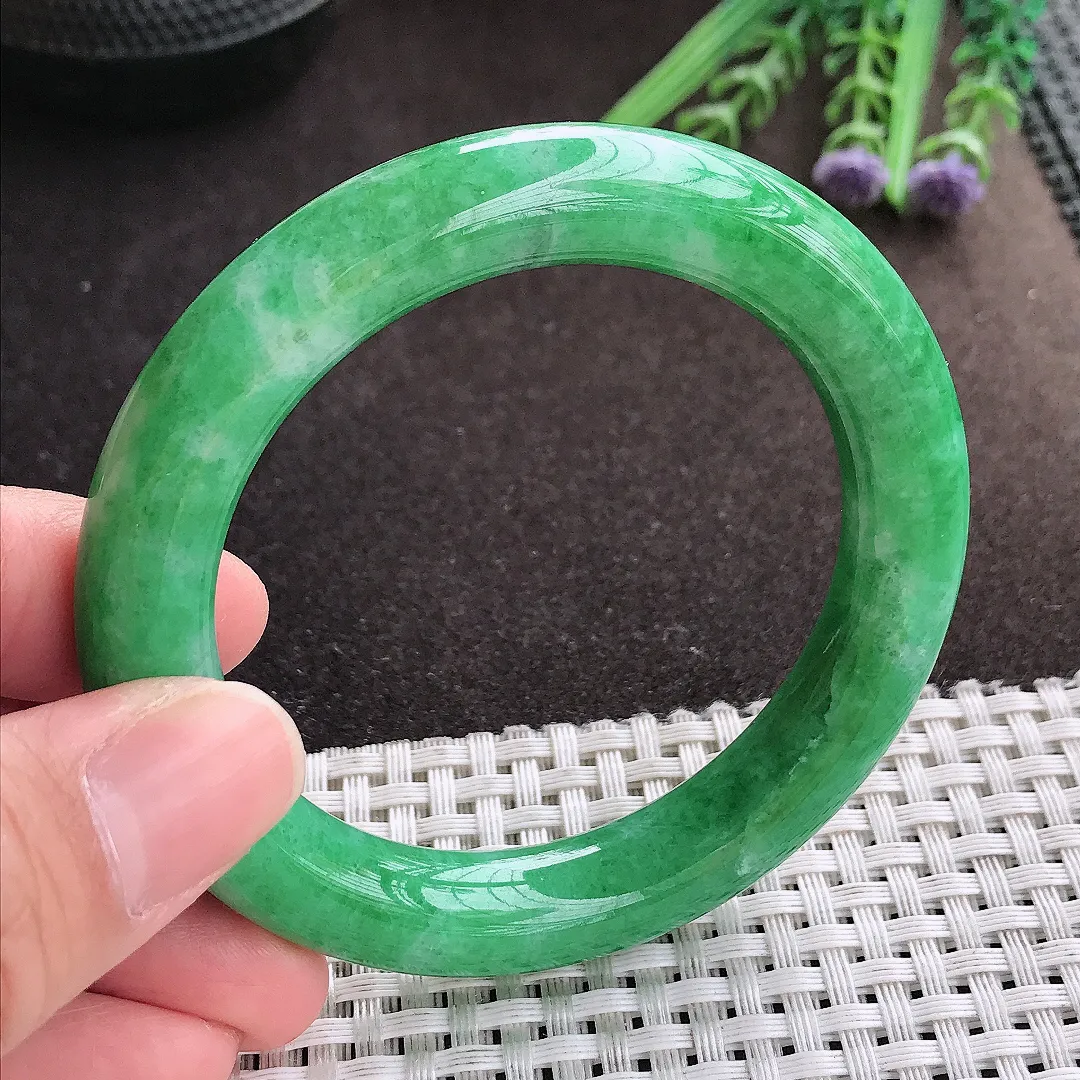 实拍A货翡翠54/10.7/10.4老坑精美满绿辣阳绿圆条手镯玉镯