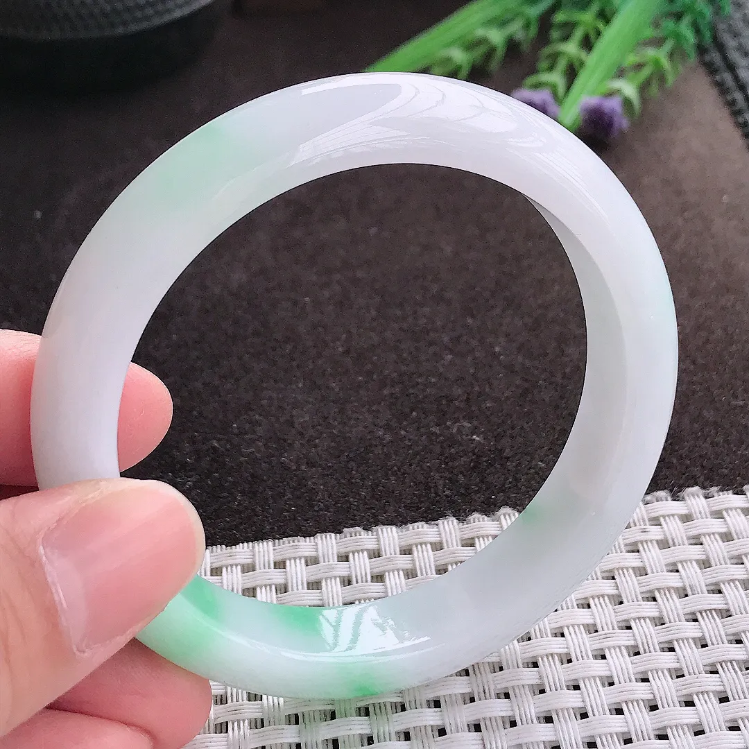 实拍A货翡翠56.5/12/8.2老坑冰润飘绿手镯宽边玉镯