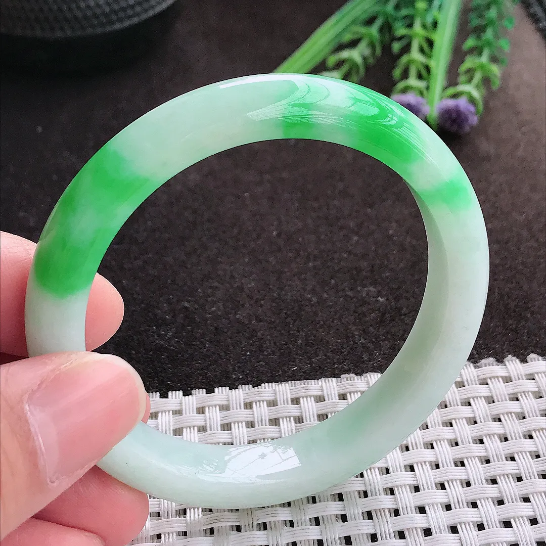 实拍A货翡翠53/10.2/7.9老坑精美冰润飘阳绿手镯宽边玉镯