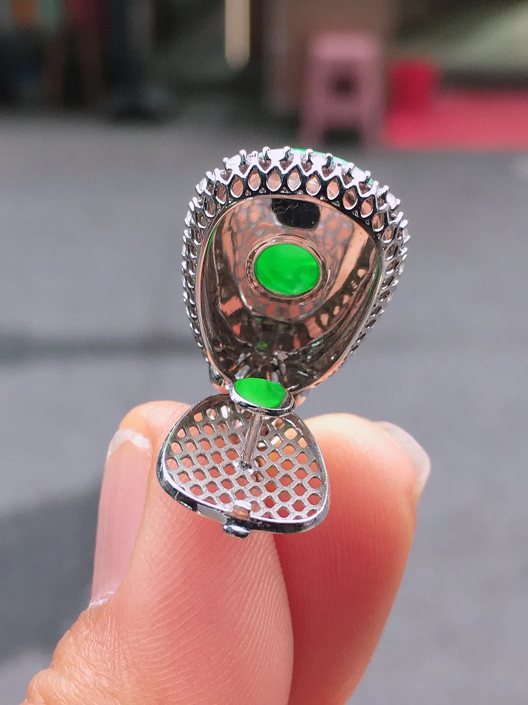 阳绿如意吊坠，色泽均匀艳丽，玉质细腻，荧光感超
强，饱满圆润，尽显优雅气质，18k
金豪华镶嵌